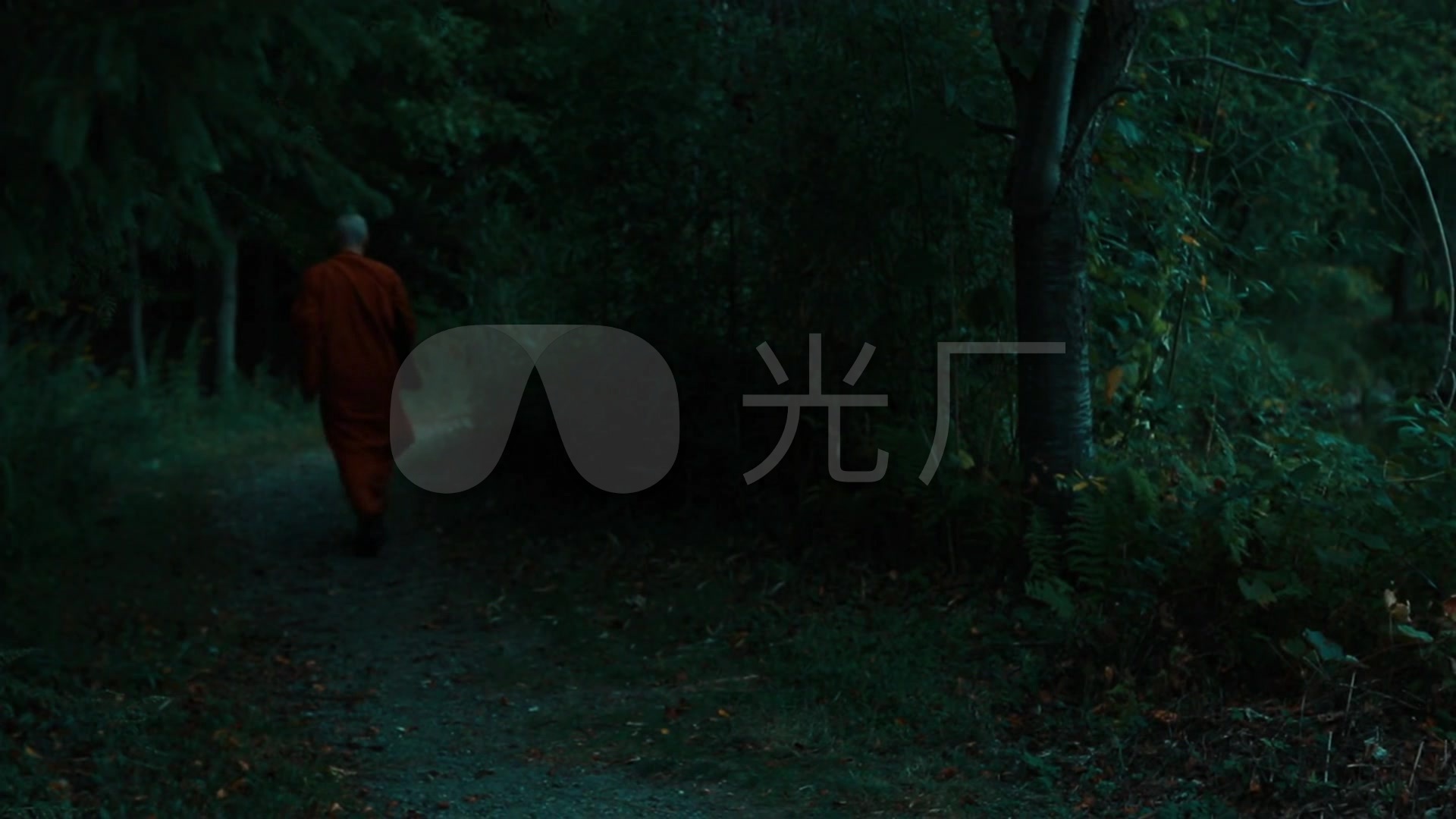 僧人黑夜独行背影_1920x1080_高清视频素材下载(编号