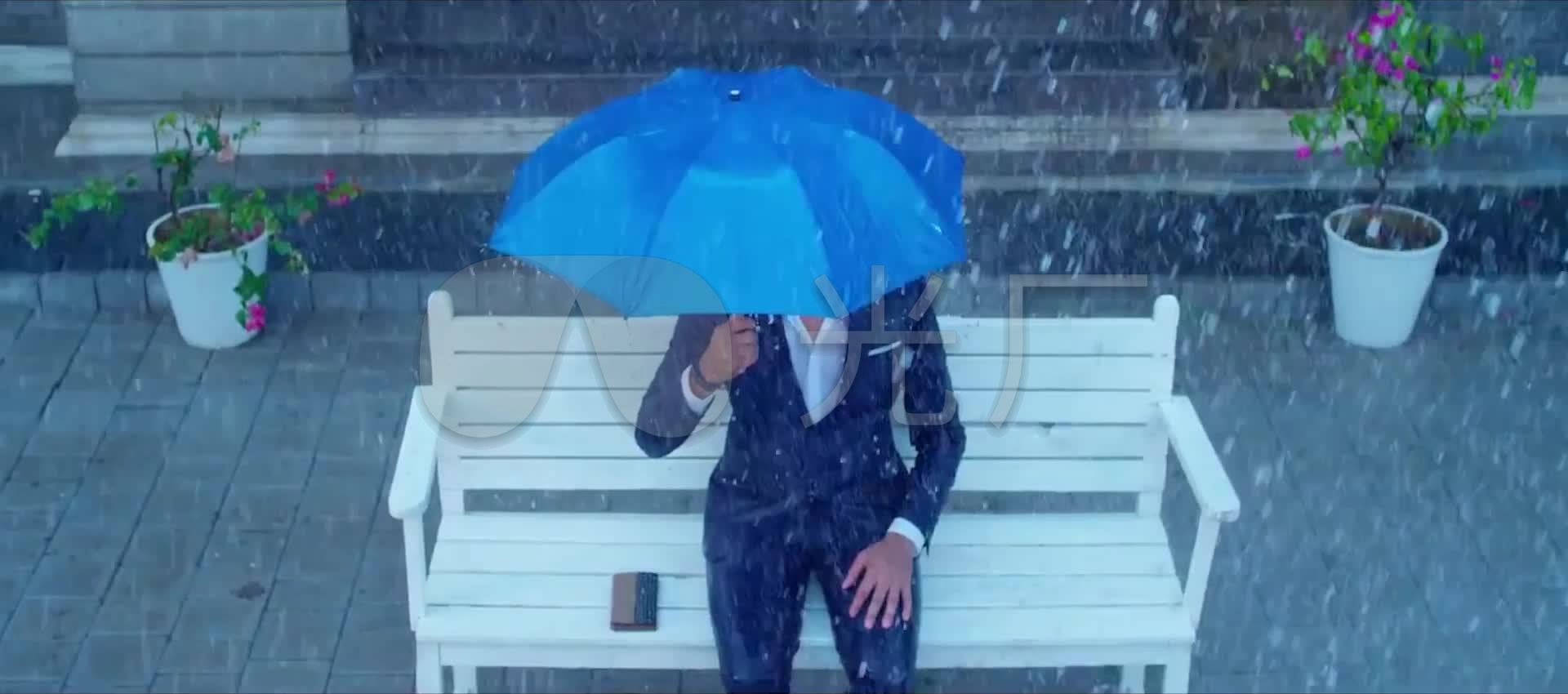 下雨天雨中伤感的男人_1920x850_高清视频素材下载(:)