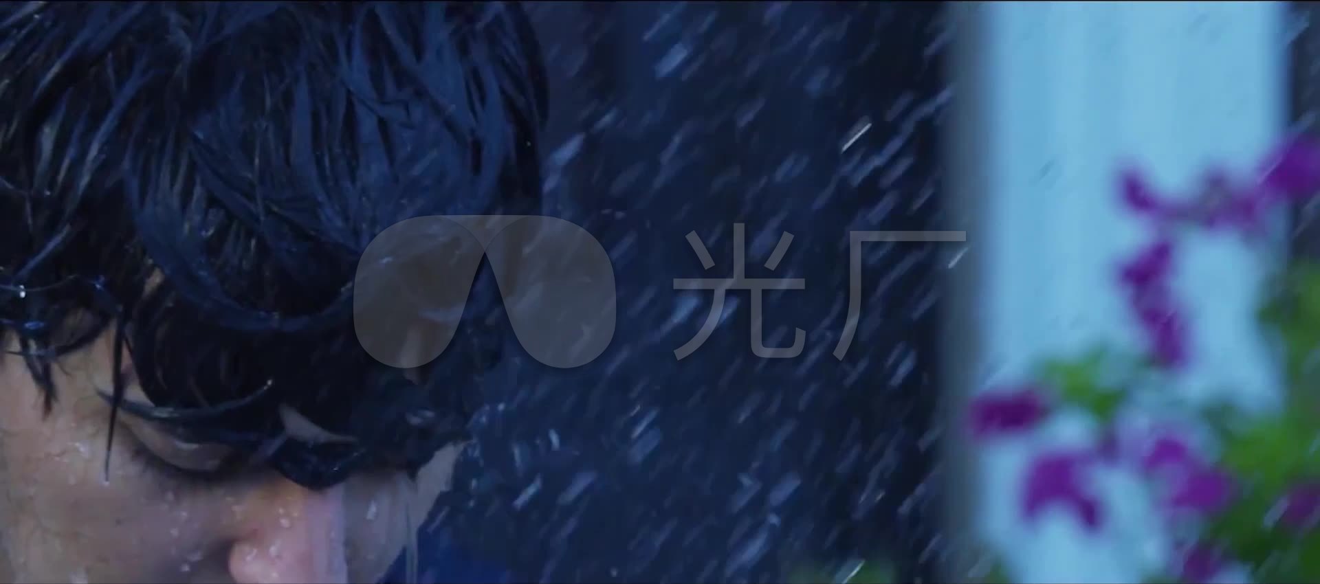 下雨天雨中伤感的男人_1920x850_高清视频素材下载(:)