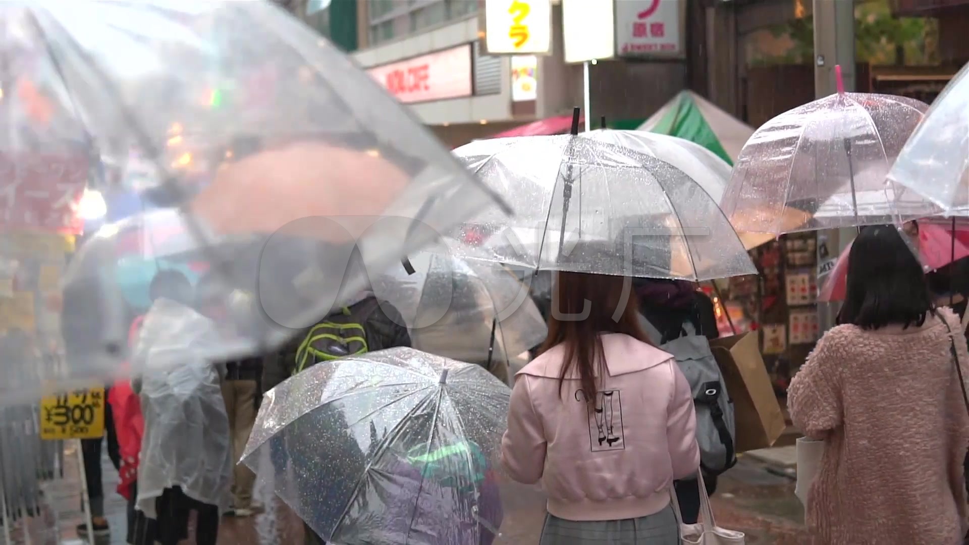 雨天,逛街,行人打伞