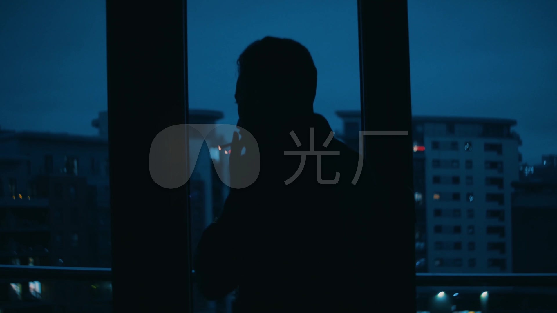 男人深夜失眠窗前吸烟