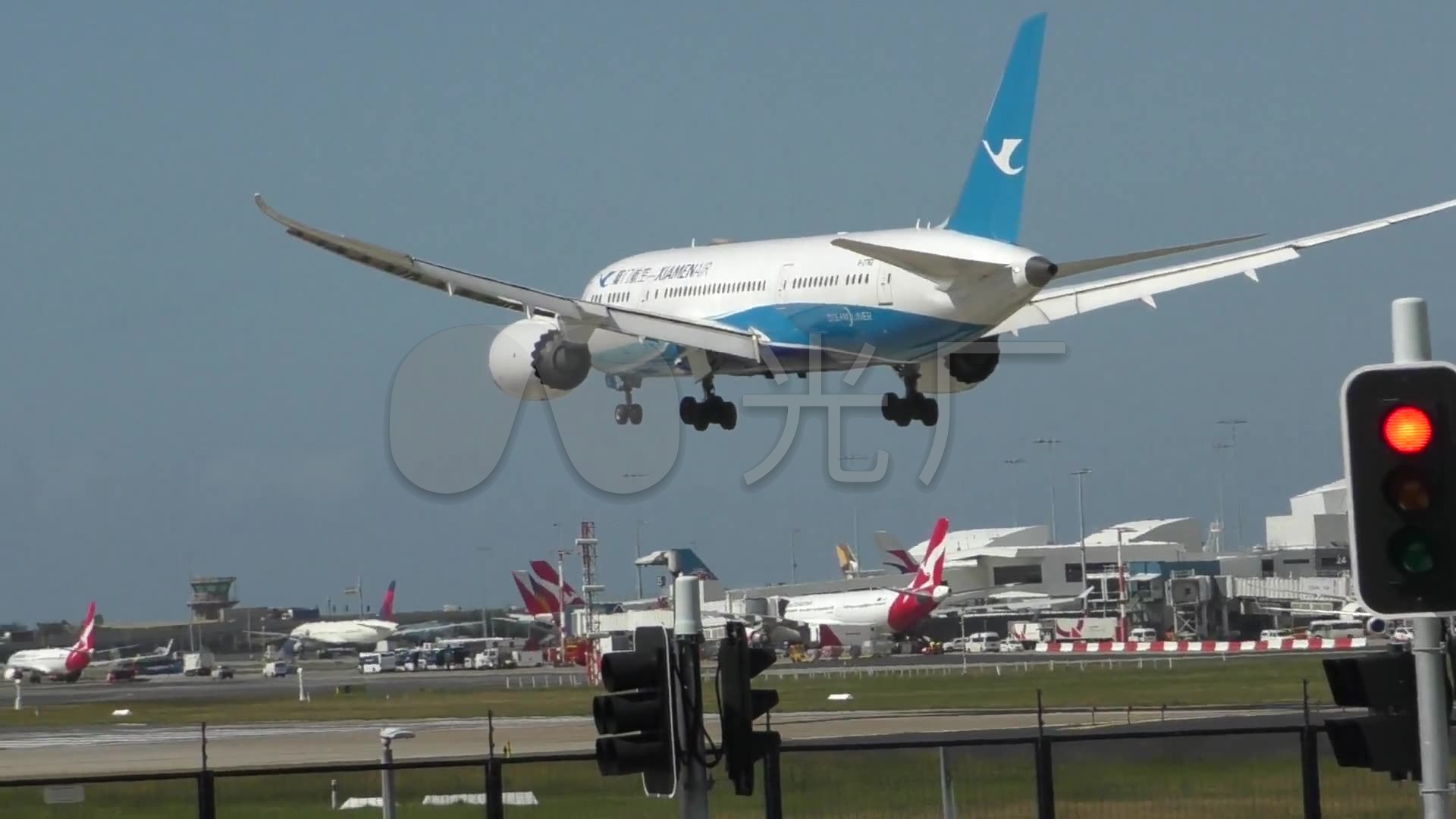 厦门航空公司波音787航拍降落飞机场