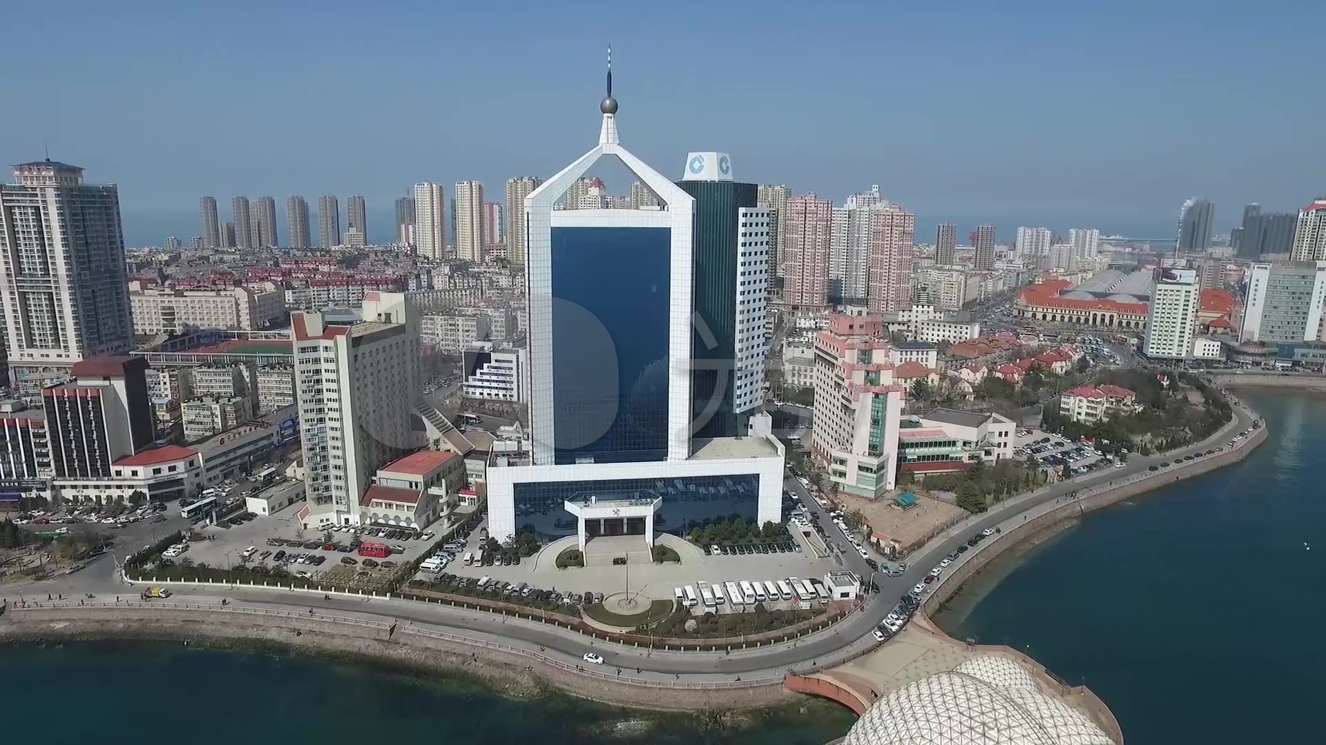 航拍青岛海关大楼海上皇宫