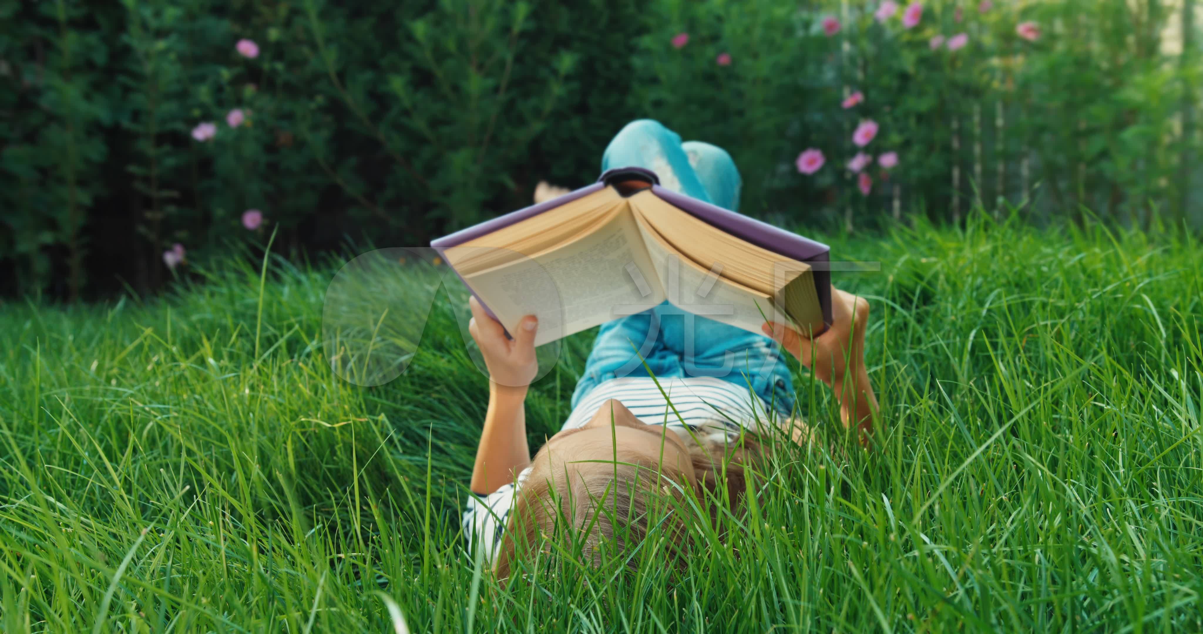 小女孩看书看书躺草地看书儿童六一_4096x2160_高清