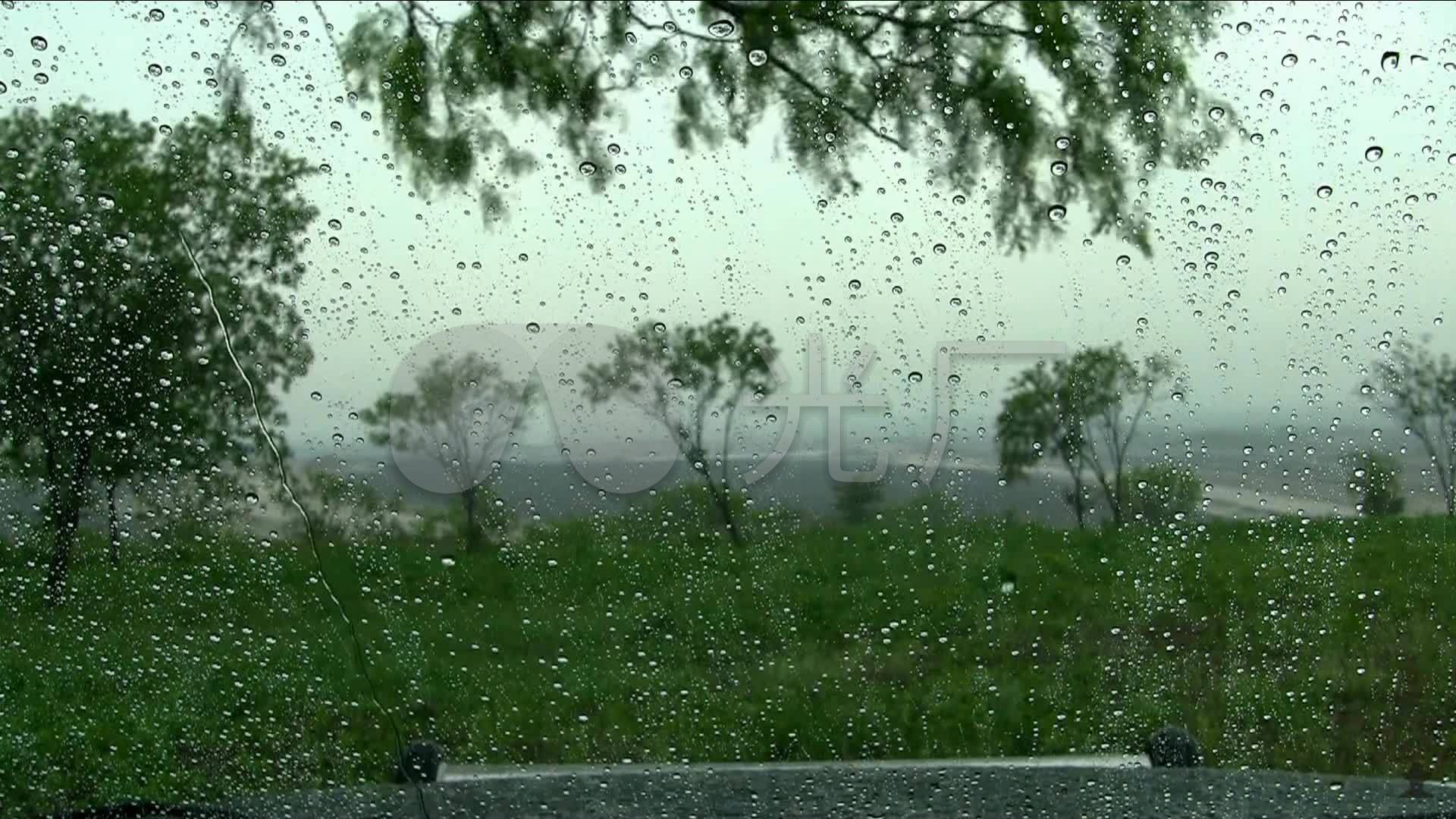 下雨天路边景色素材