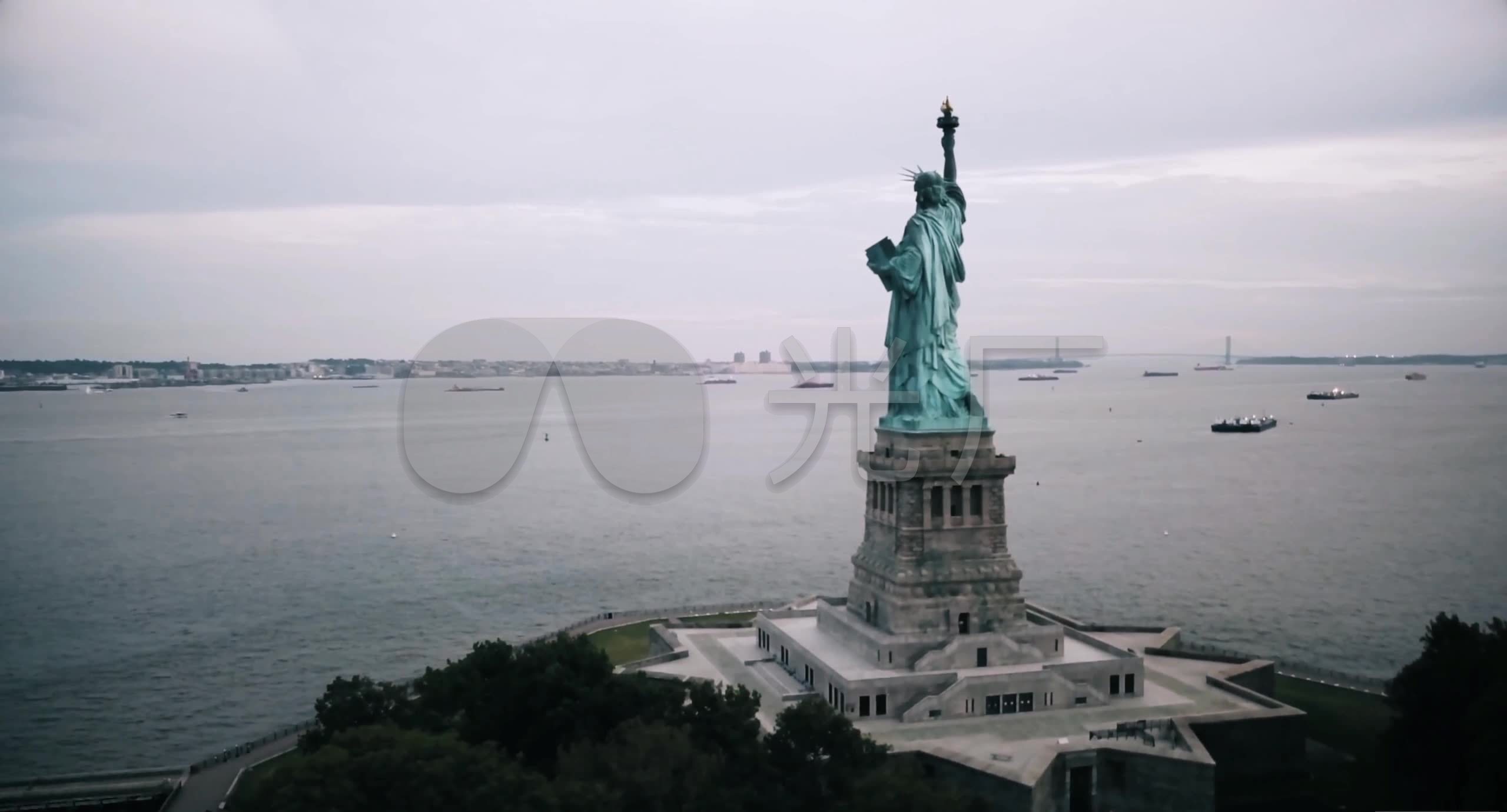 纽约自由女神像和自由岛的上空