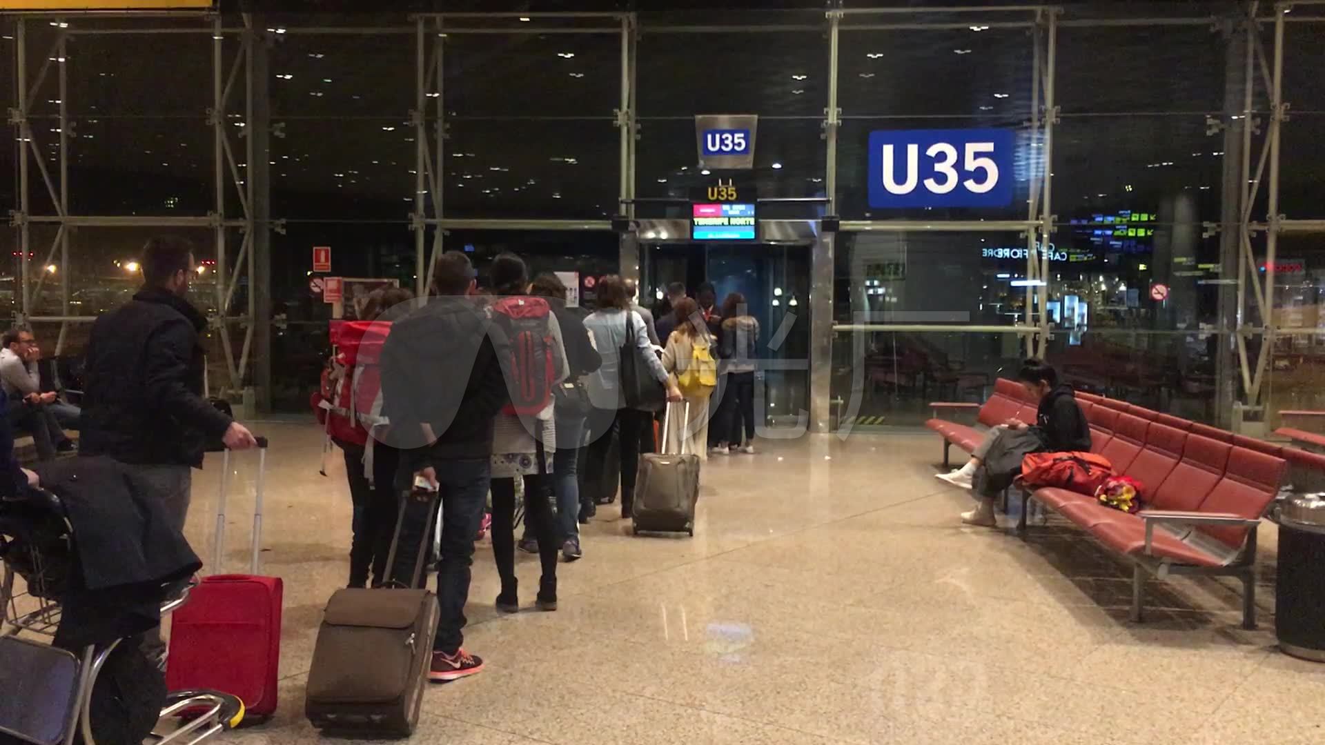夜晚机场候机大厅的乘客排队