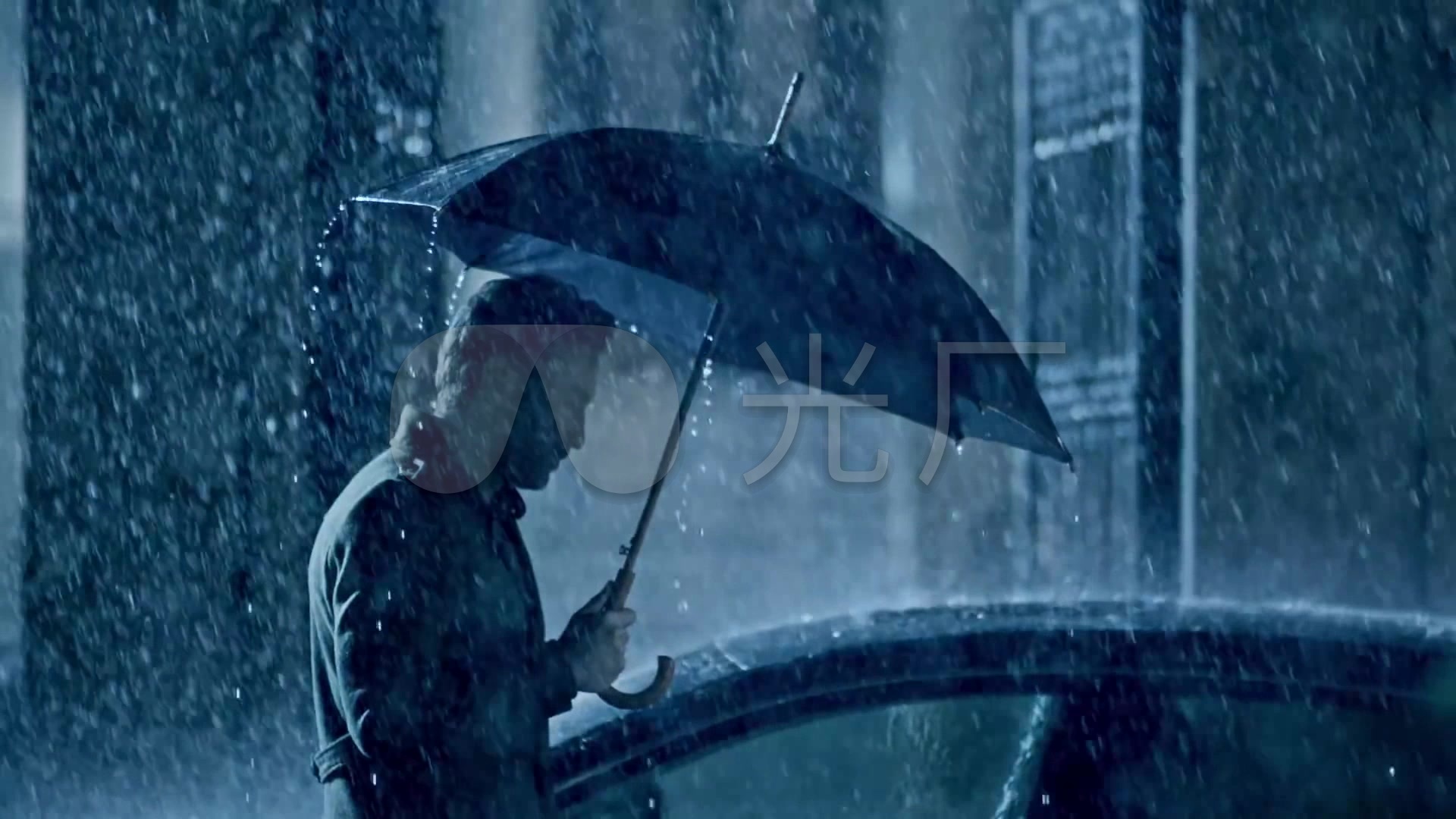 大雨中撑伞上车的男人