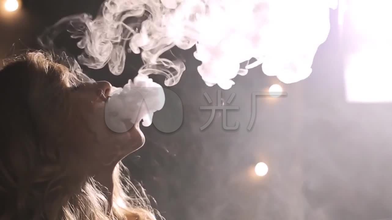电子烟吐烟雾
