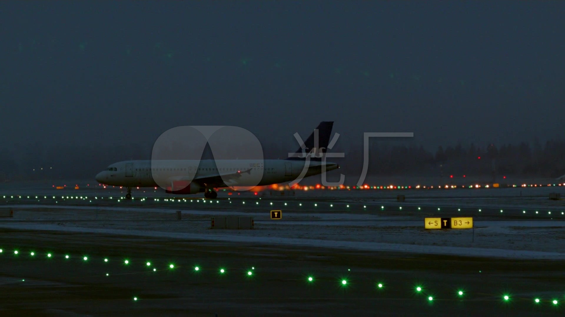 夜晚飞机起飞_1920x1080_高清视频素材下载(编号:2505814)_实拍视频