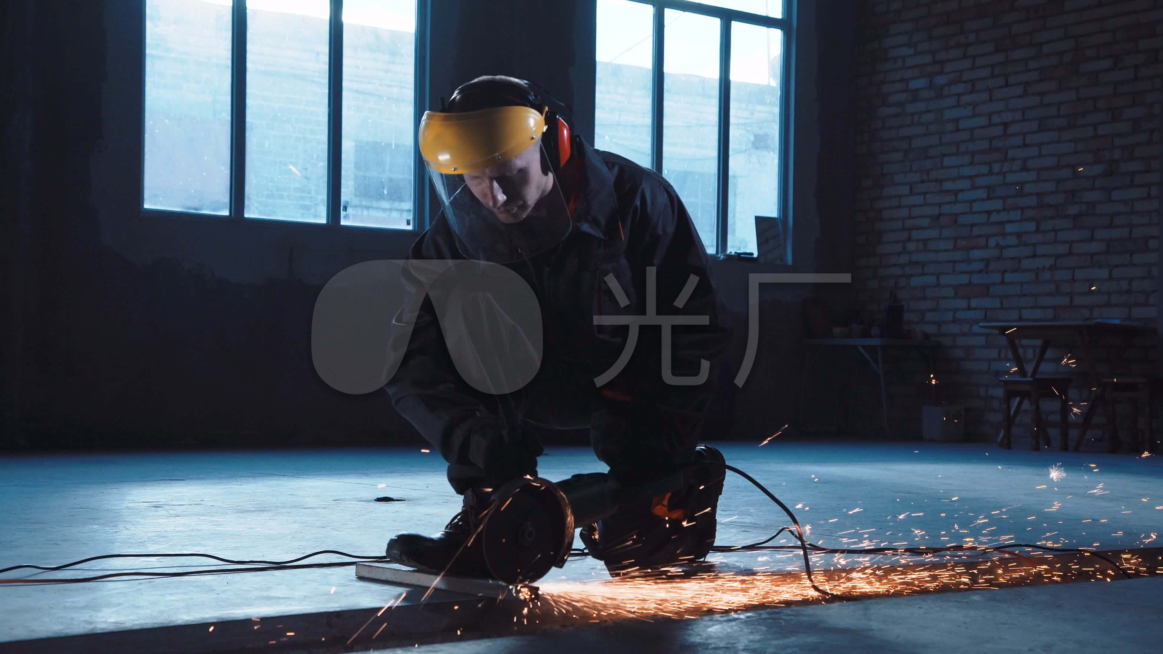 工人焊接切割劳动保护戴头盔保护_3840x2160_高清视频