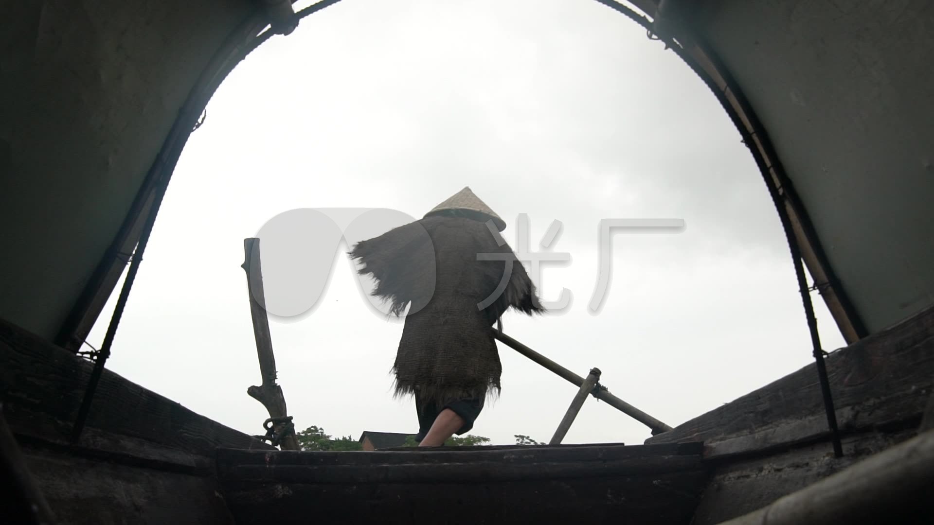 摇船渡河蓑衣斗笠船夫_1920x1080_高清视频素材下载(编号:2514407)