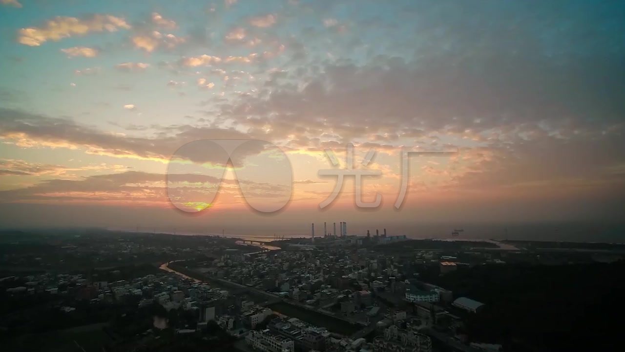 城市上空美丽的夕阳晚霞