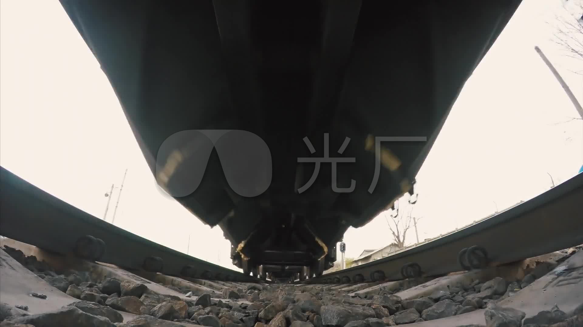 铁轨铁道火车车轮压过主观镜头仰拍_1920x1080_高清