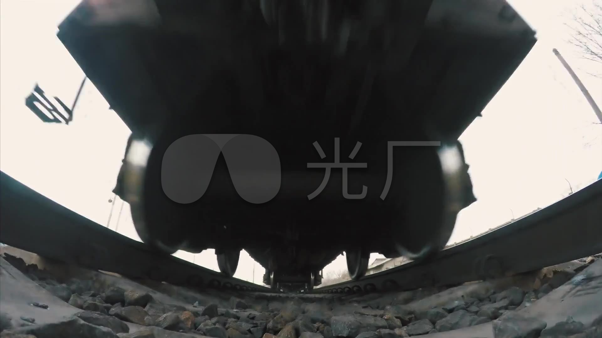 铁轨铁道火车车轮压过主观镜头仰拍_1920x1080_高清