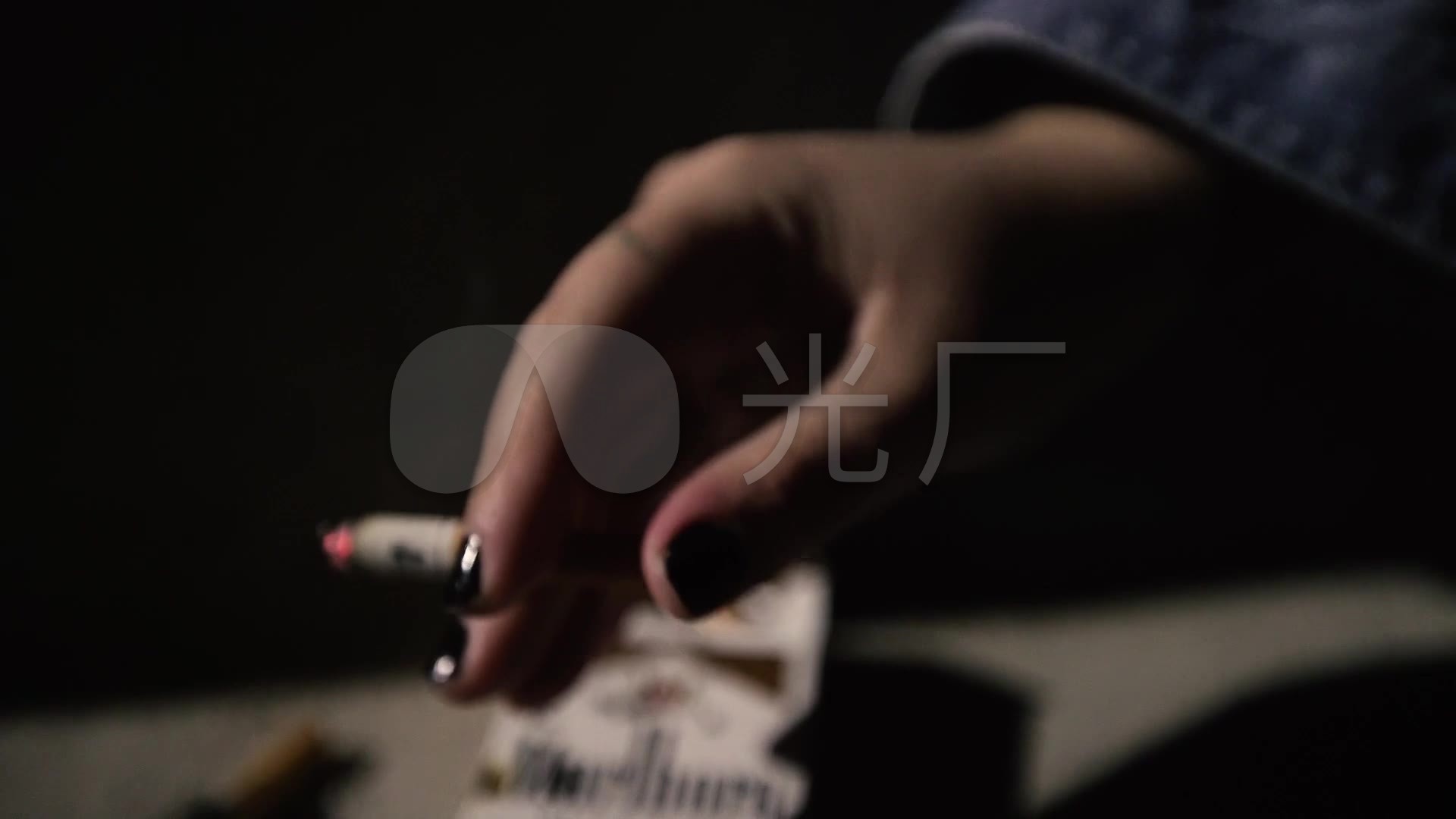 抽烟女孩抑郁烦躁心事精神压力大