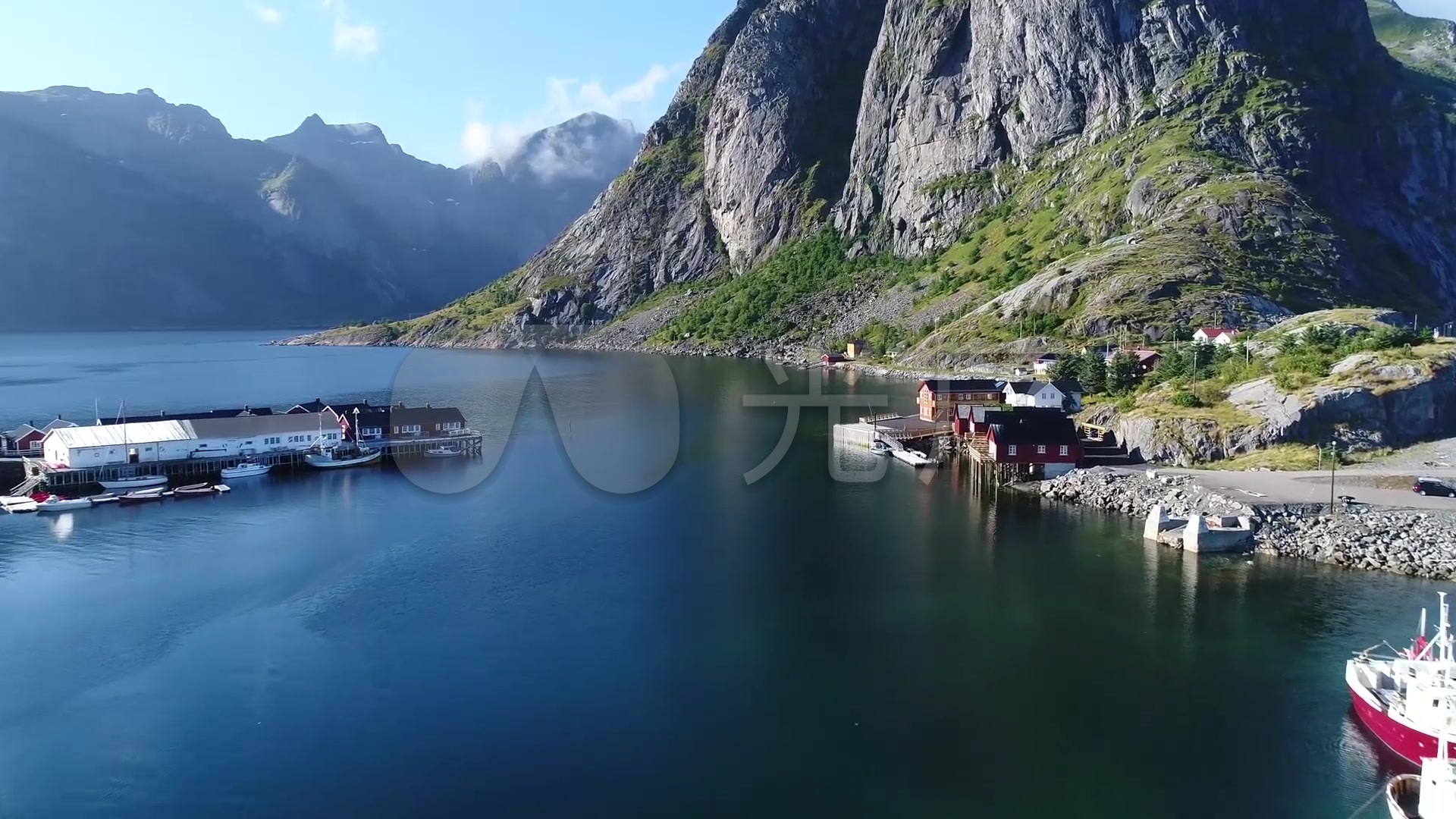 仙境的美丽海景与群山