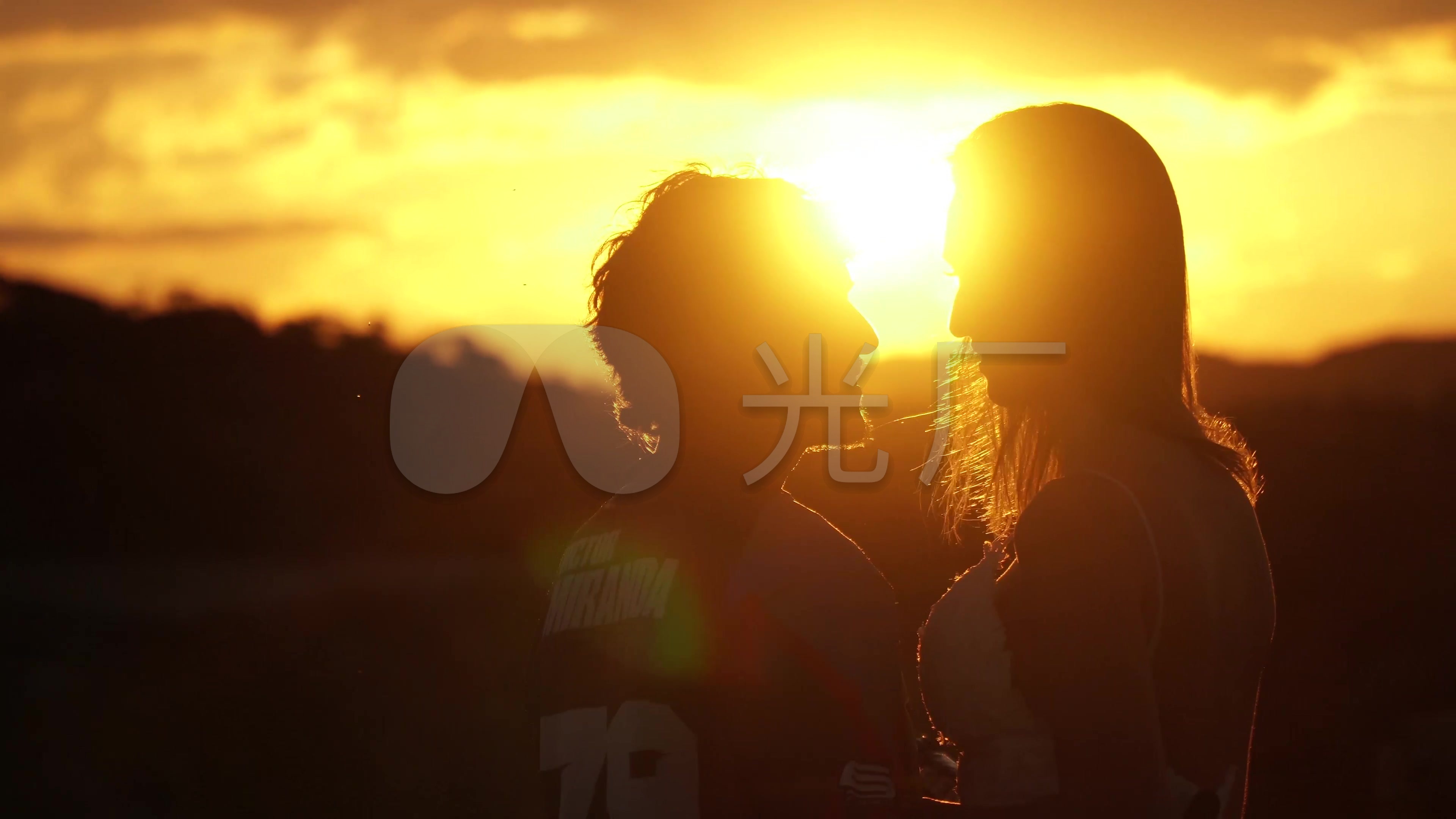 4k夕阳情侣亲吻镜头_3840x2160_高清视频素材下载(:)