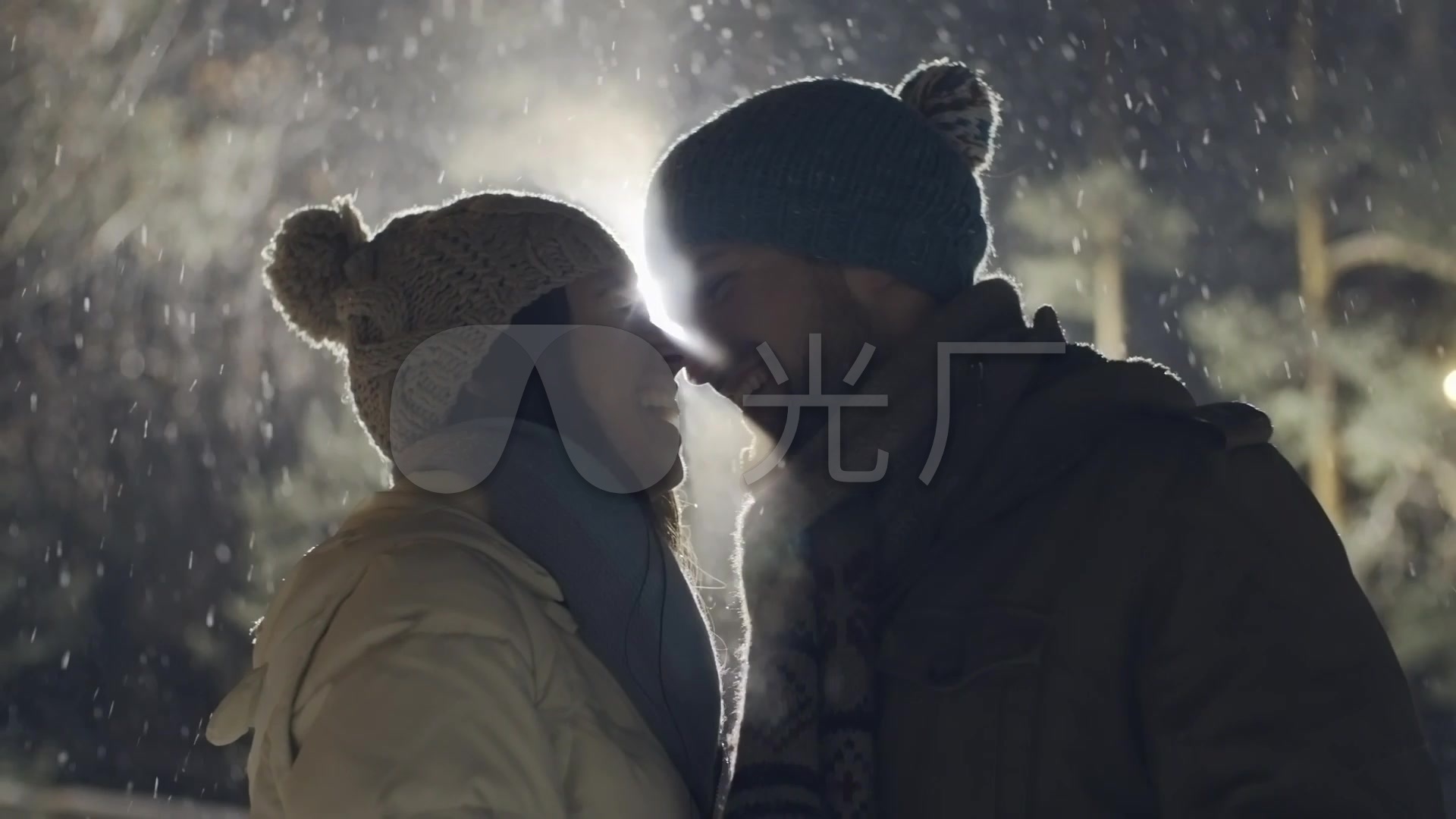 情侣雪地接吻亲吻爱情夫妻感情表_1920x1080_高清视频素材下载(编号