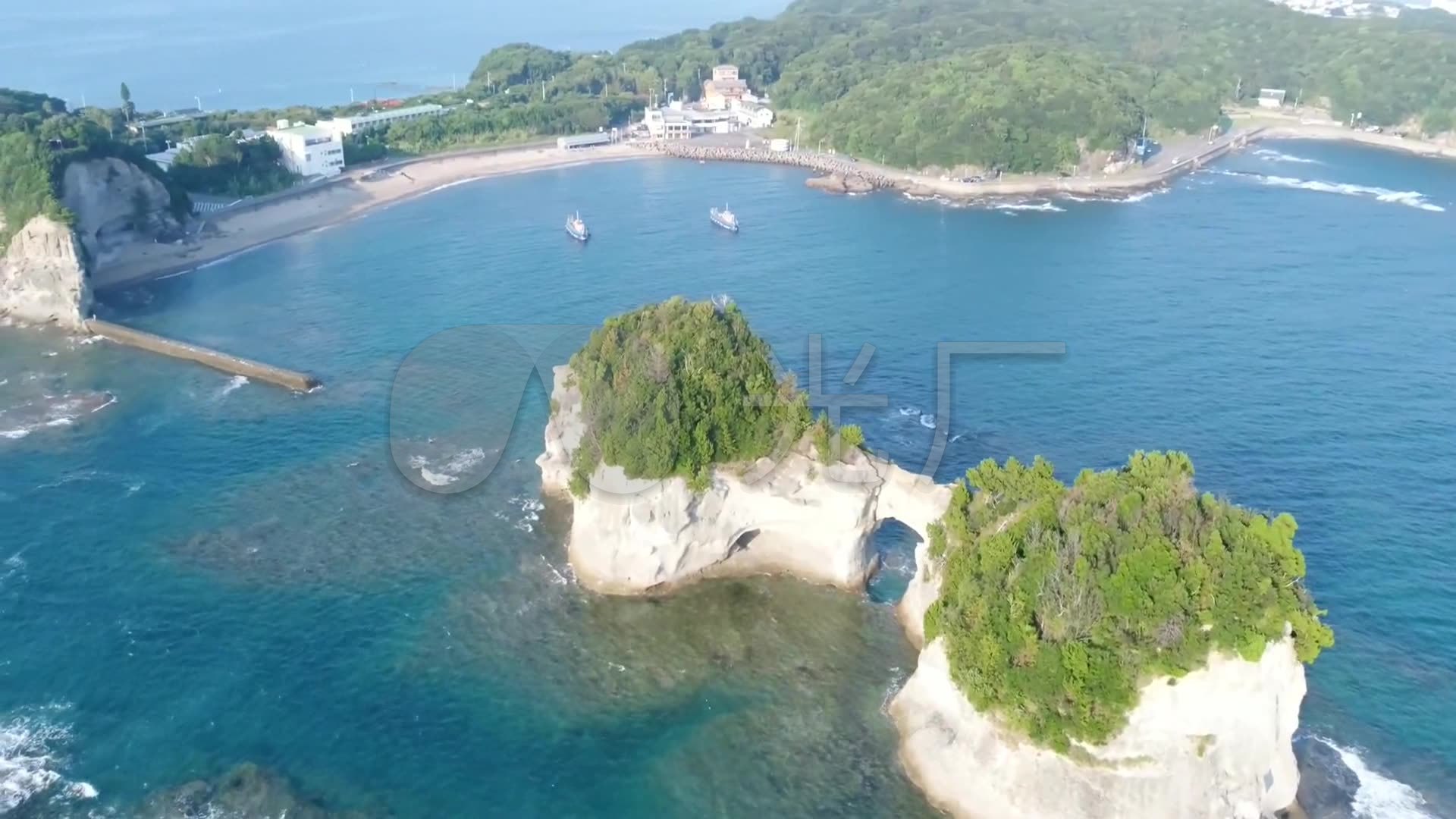 日本 歌山县 海湾 海岛 航拍 海面 游船 礁石 树林