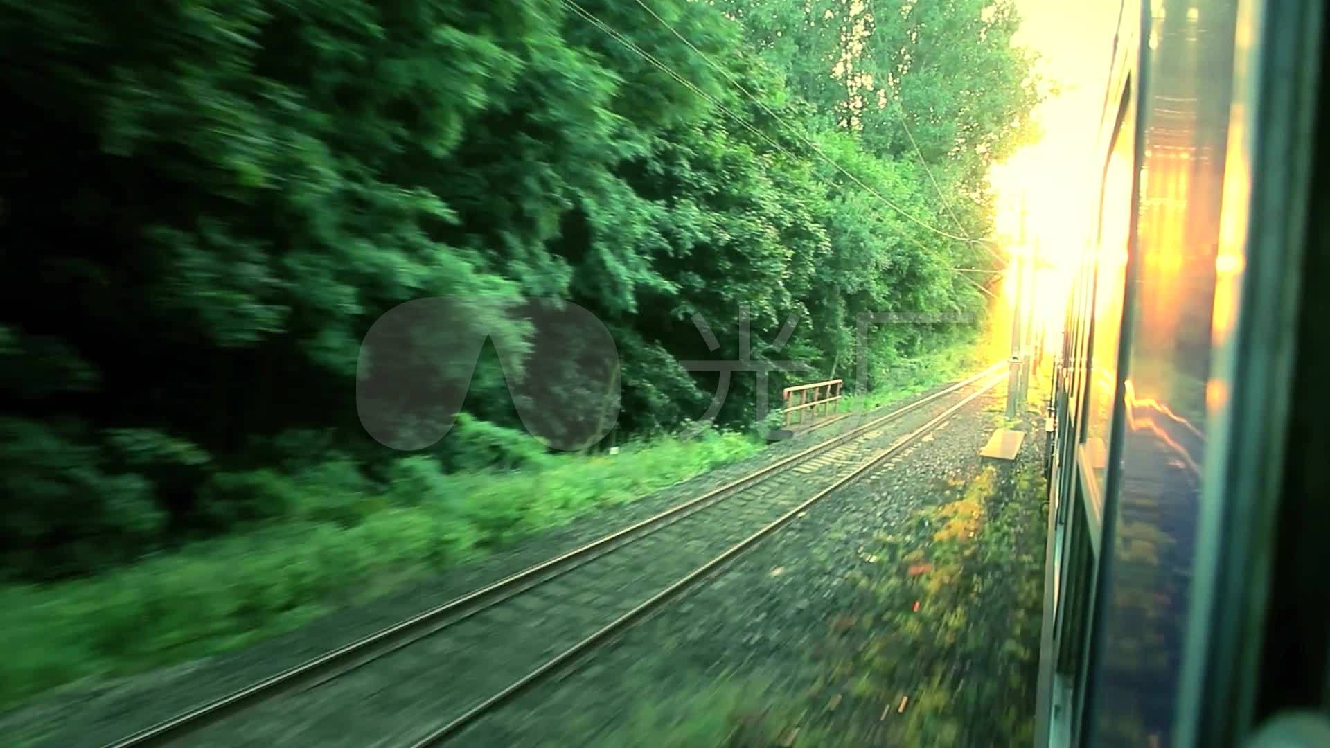 阳光照射对向驶来的火车唯美回忆背景