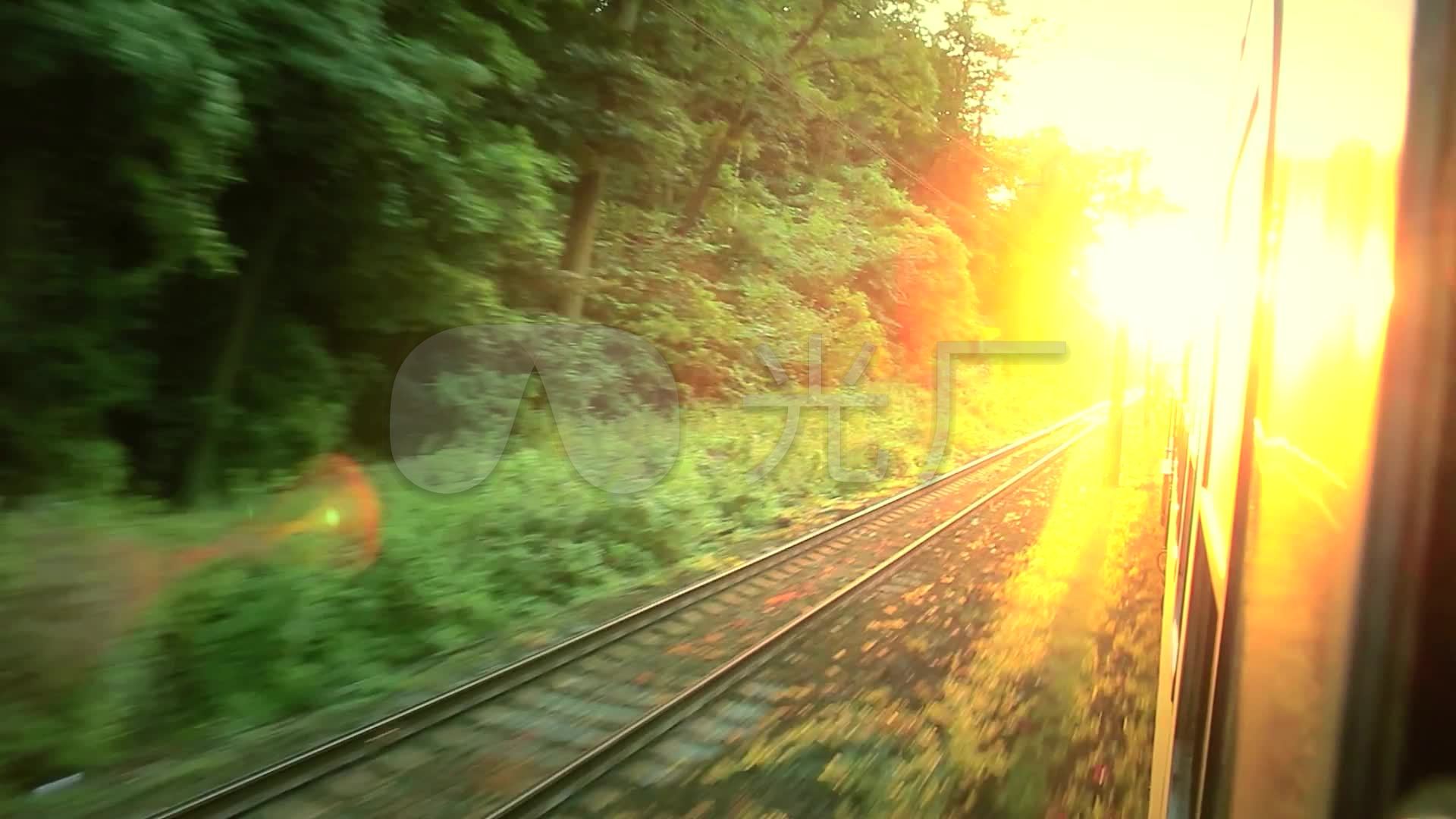 阳光照射对向驶来的火车唯美回忆背景