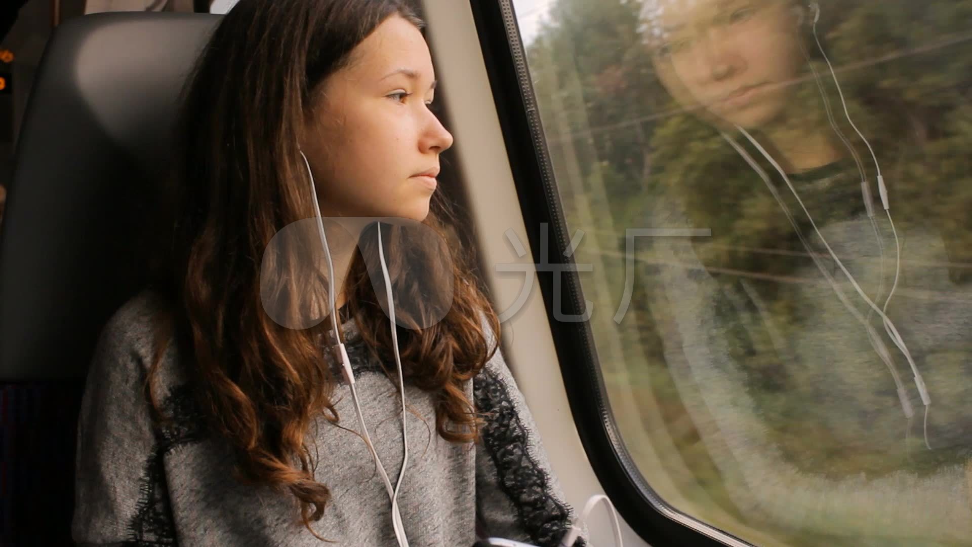 女孩听音乐坐火车旅行暑假学生旅行_1920x1080_高清