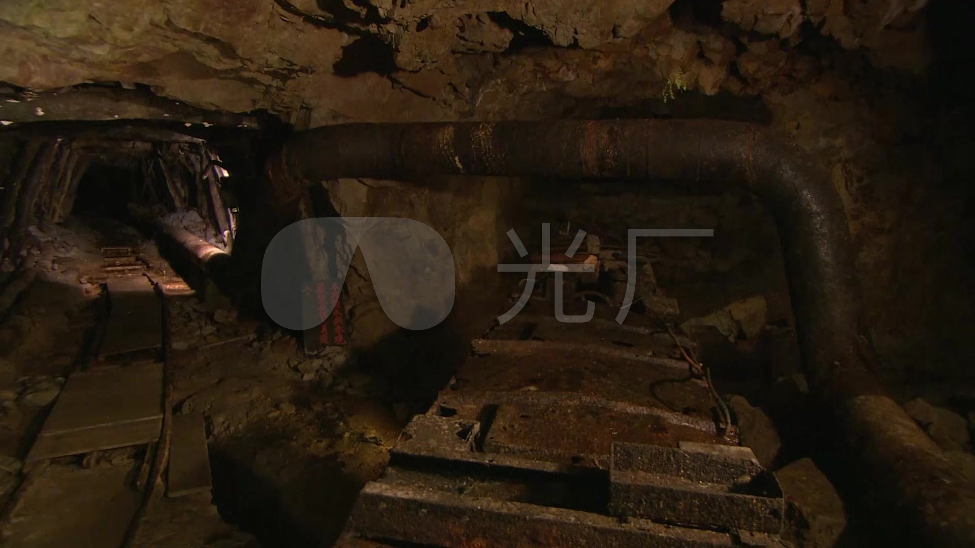 黄金博物园区内本山五坑矿道矿坑