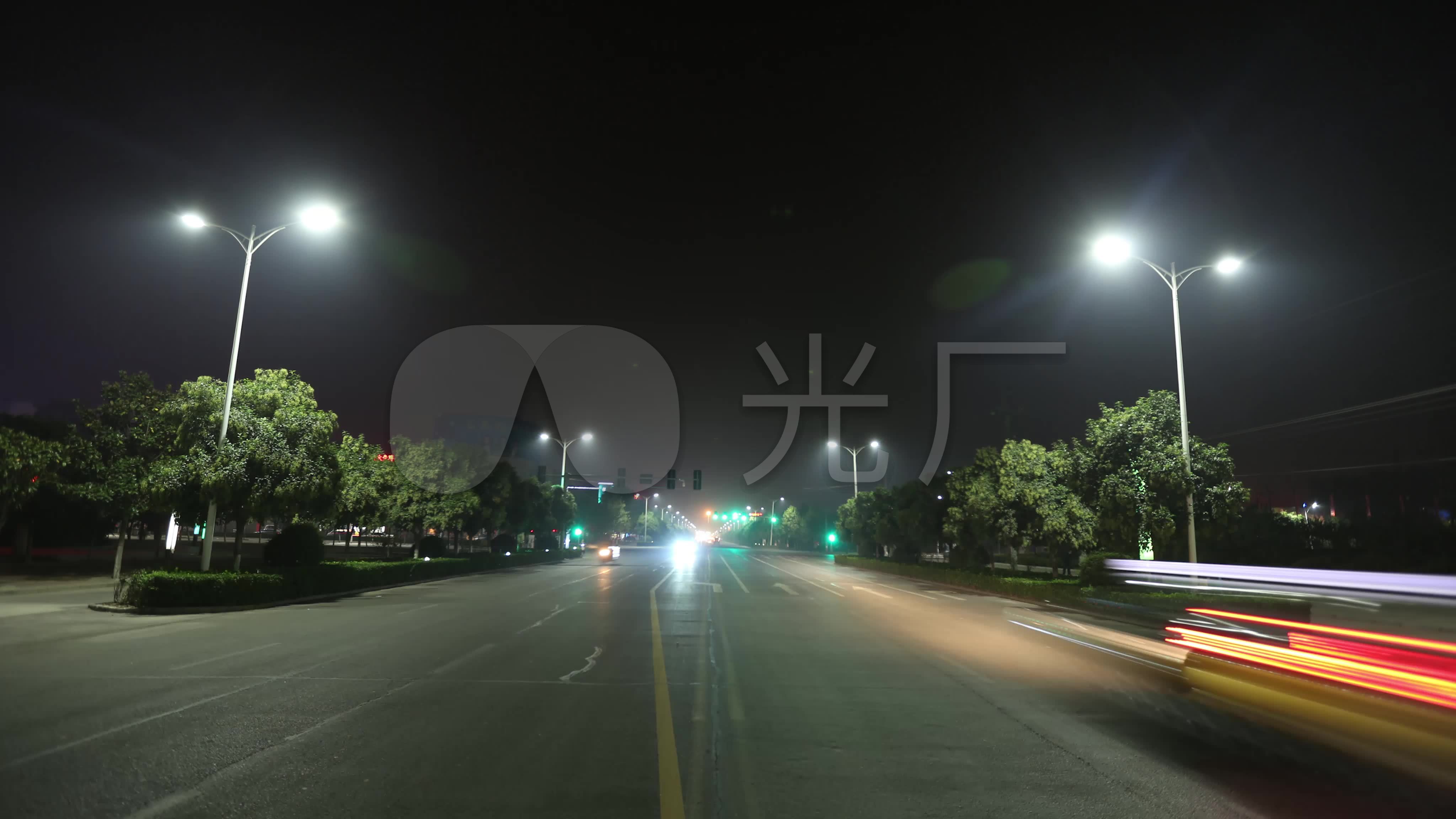 视频素材 实拍视频 延时摄影 晚上夜晚马路中间延时拍摄车流穿梭4k
