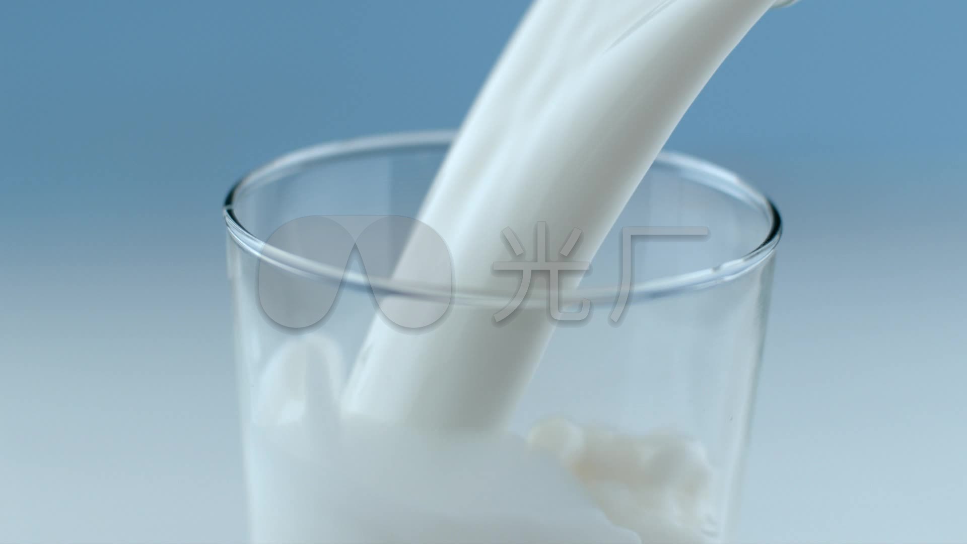 倒牛奶