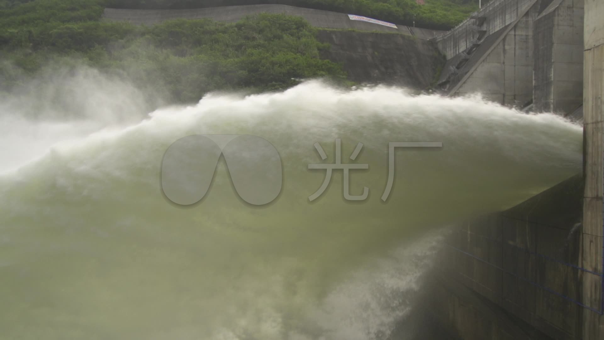 水库大坝开闸放水
