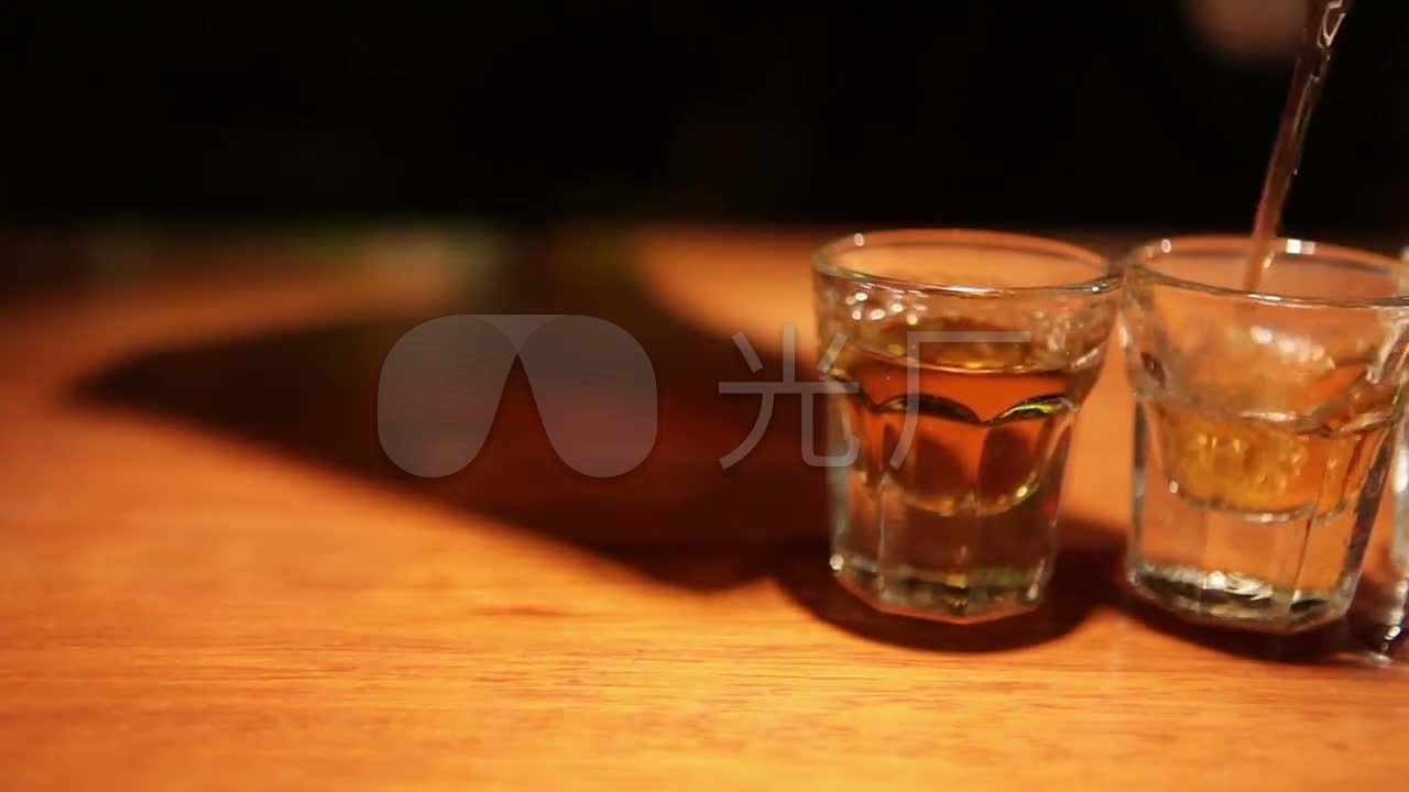 酒杯倒酒酒威士忌白酒_1280x720_高清视频素材下载(:)