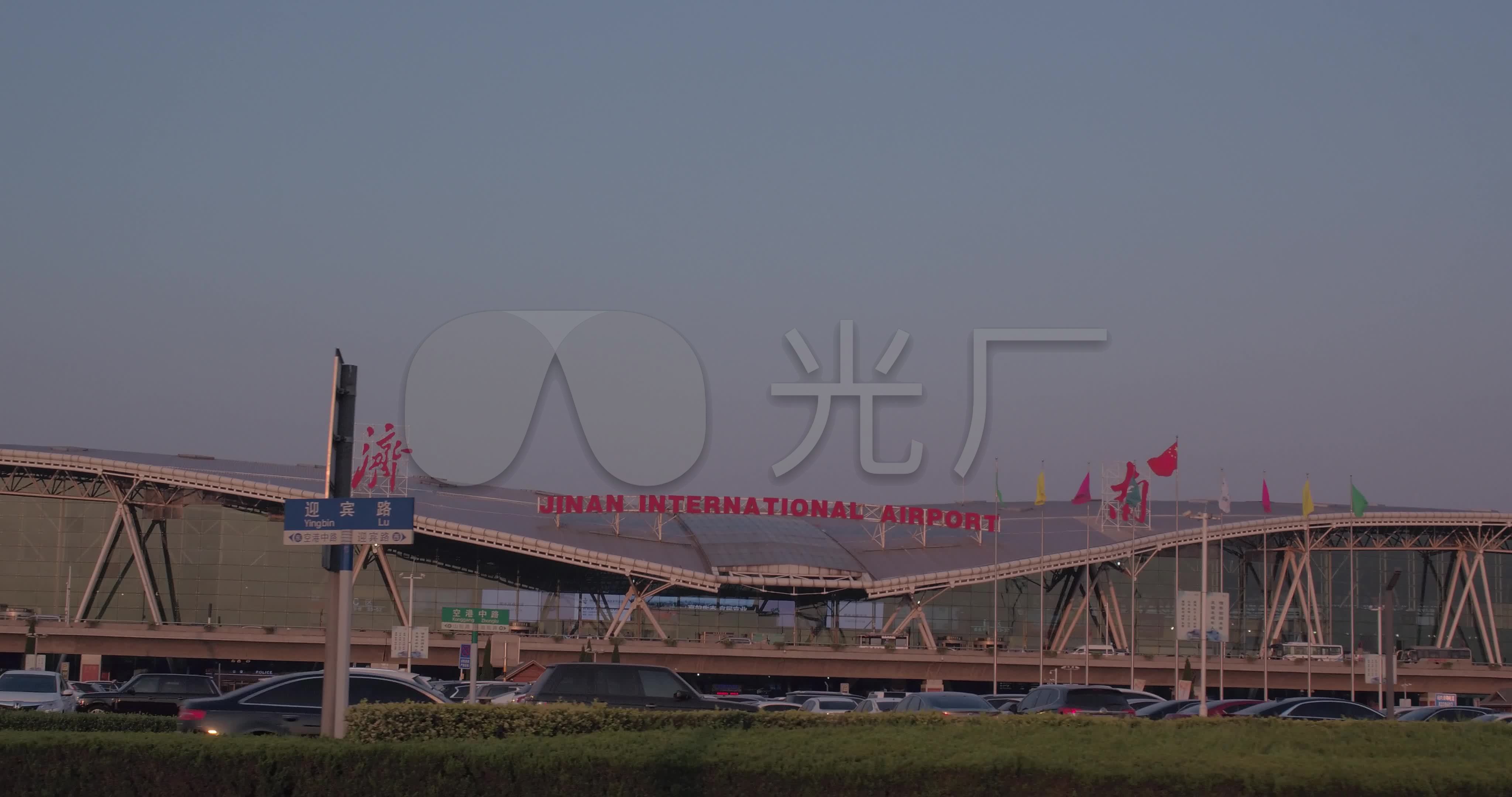济南遥墙机场黄昏带密度稳定器拍摄_4096x2160_高清视频素材下载(编号