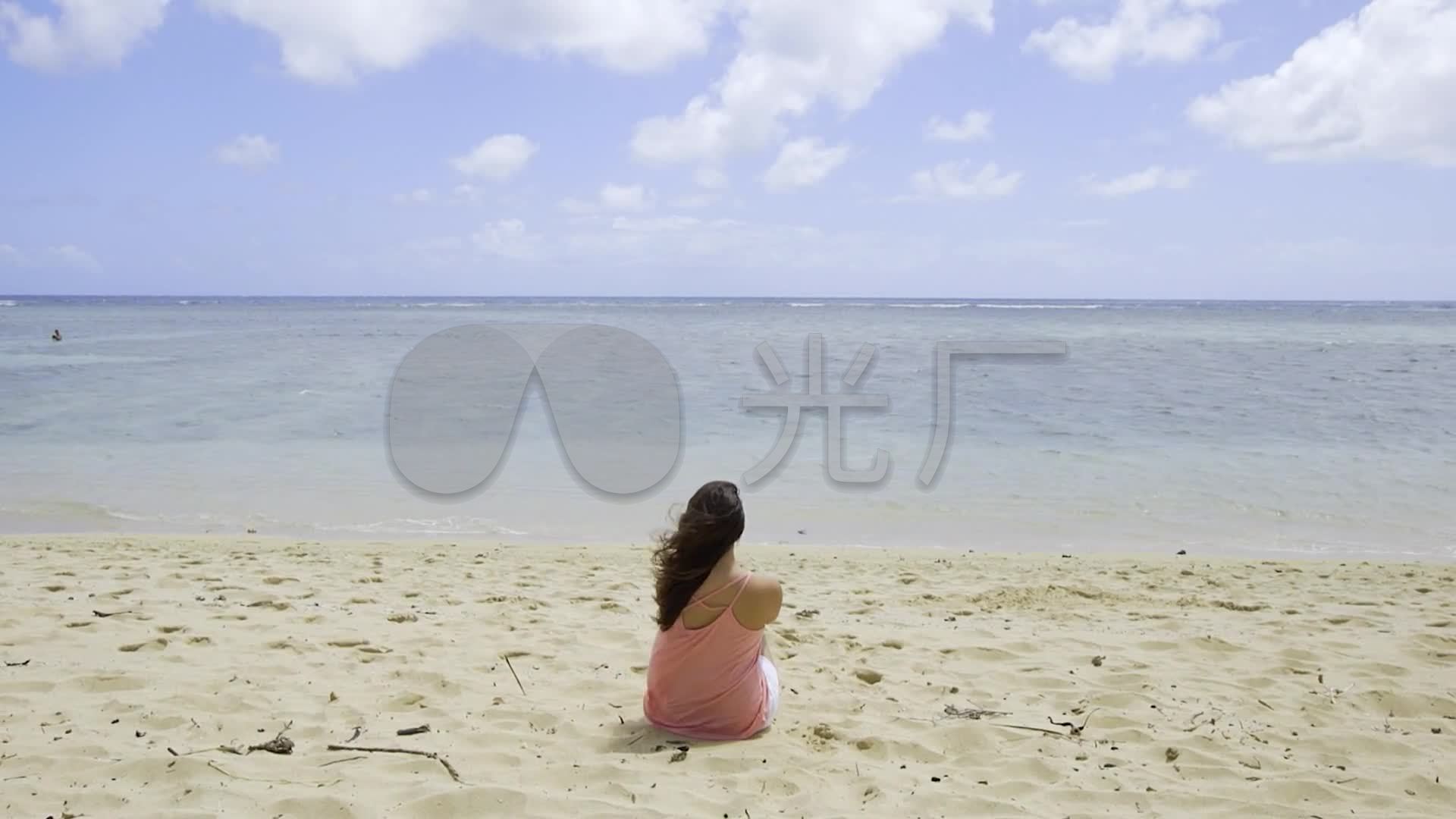 独自坐在海边的女人_1920x1080_高清视频素材下载(:)