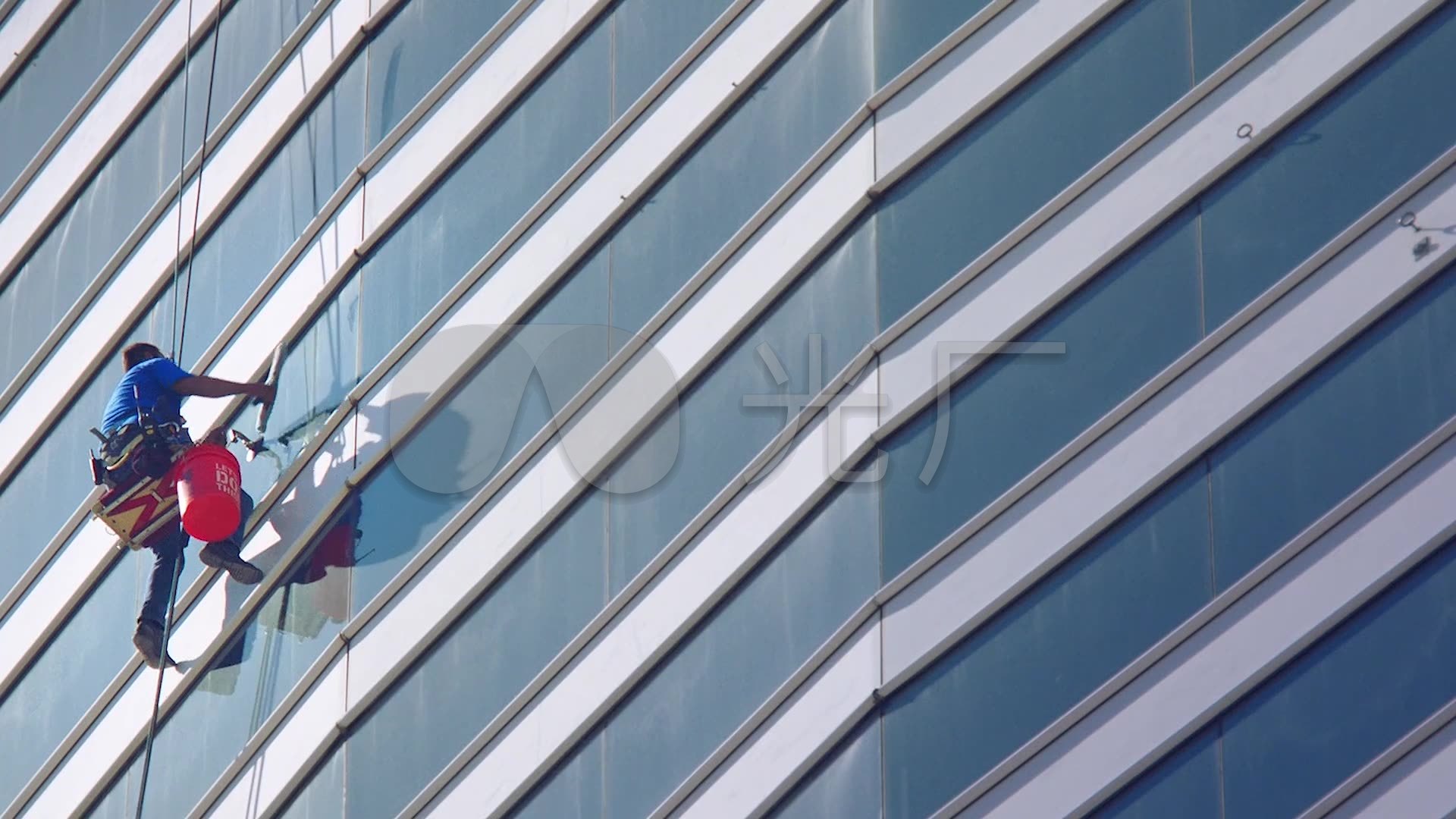 保洁高空擦玻璃
