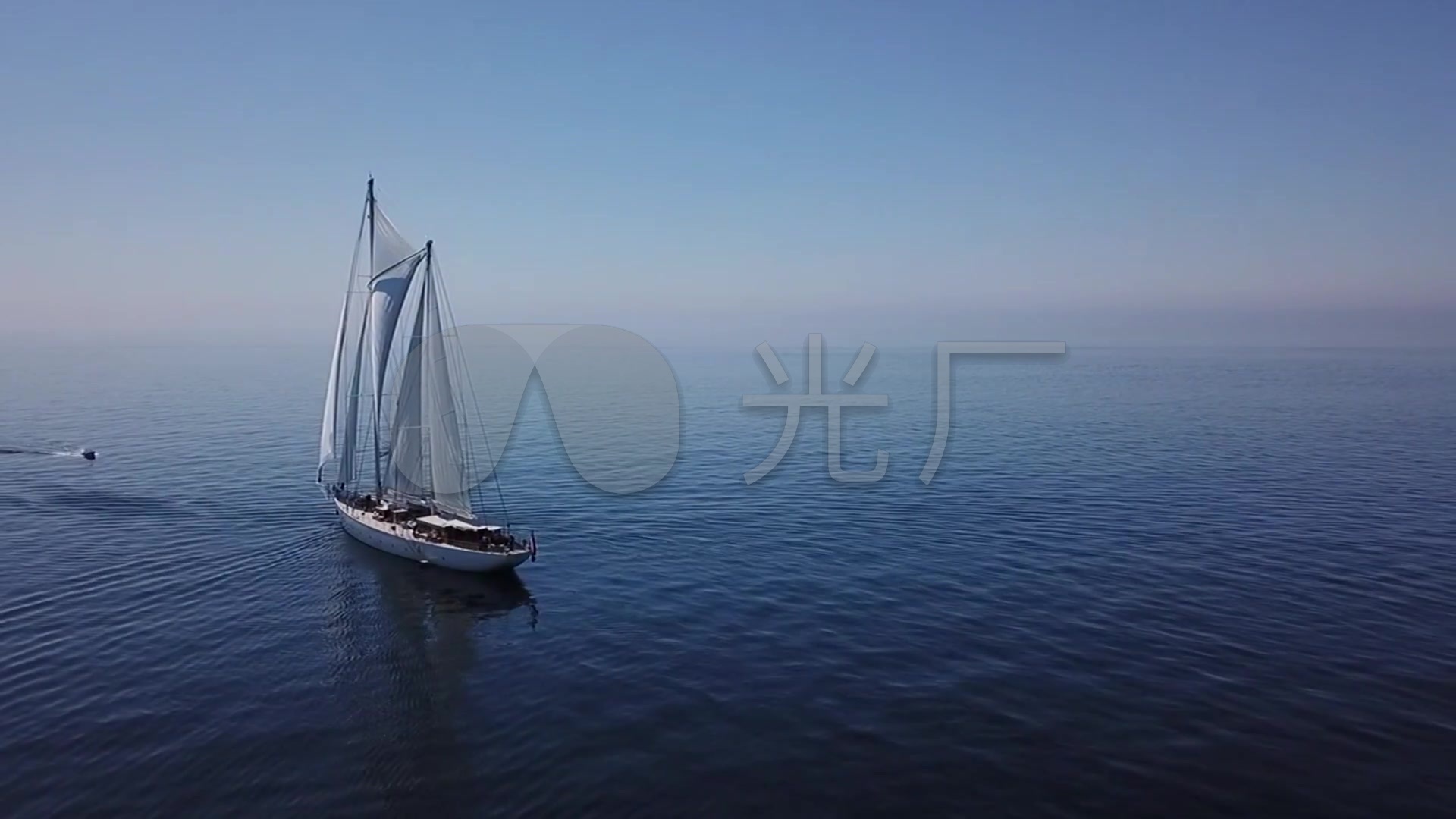 海上帆船扬帆起航_1920x1080_高清视频素材下载(编号