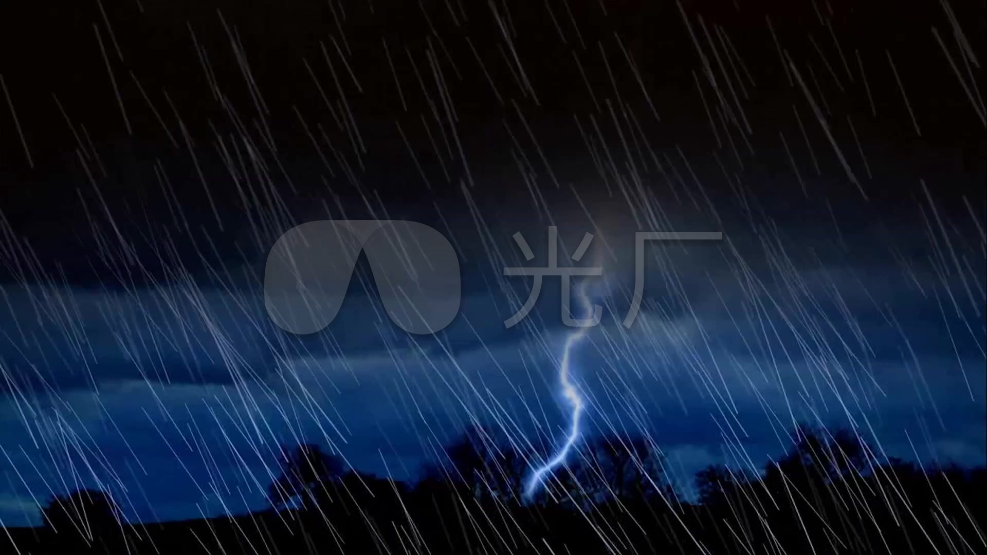 野外雷雨交加的夜晚