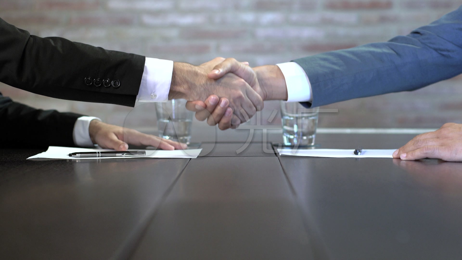 商务谈判会议桌签字签合约握手成_1920x1080_高清视频