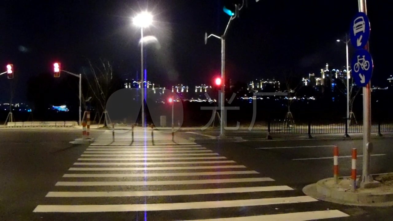 夜晚斑马线路灯实拍视频