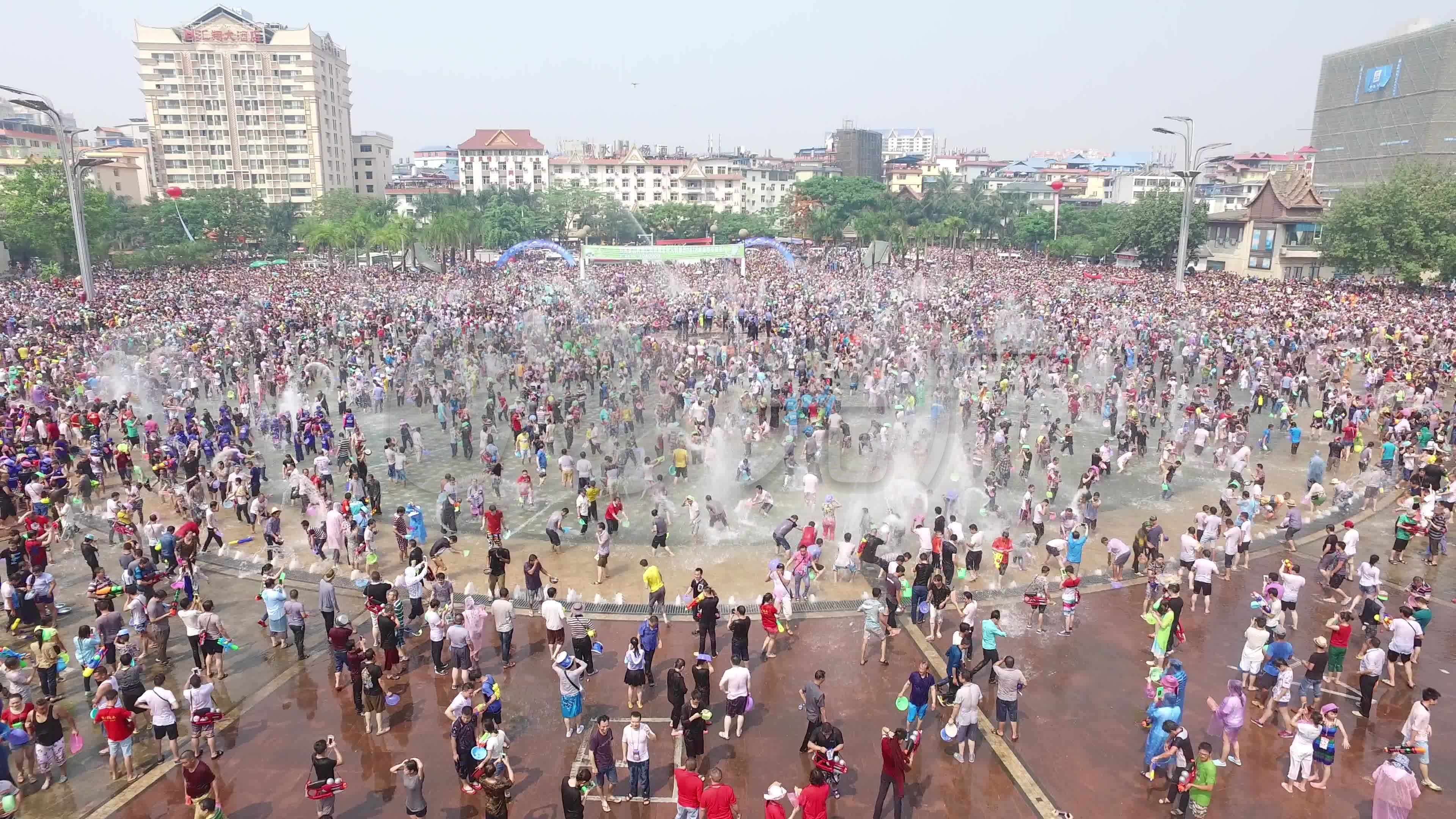 傣族泼水节广场航拍_3840x2160_高清视频素材下载(编号:2725793)_实拍