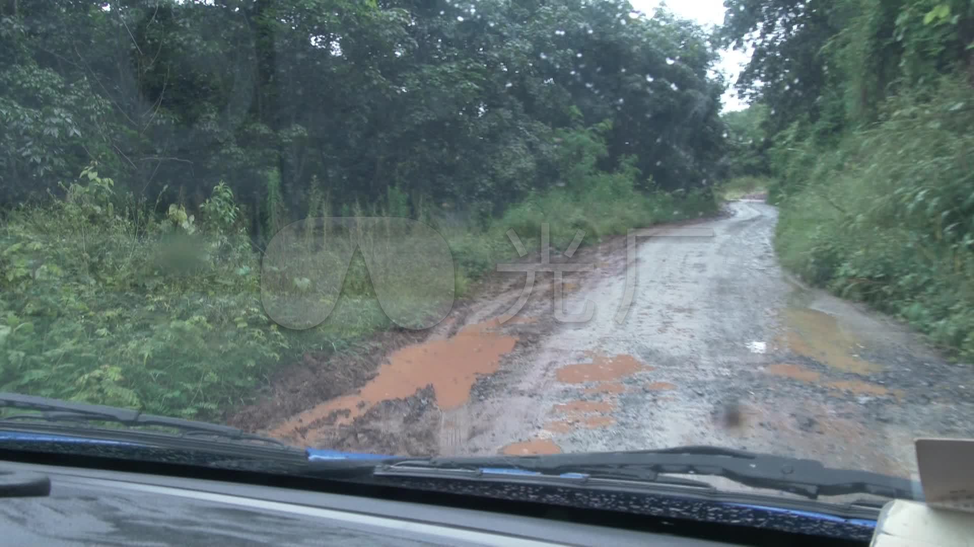 雨中泥泞路上颠簸的汽车