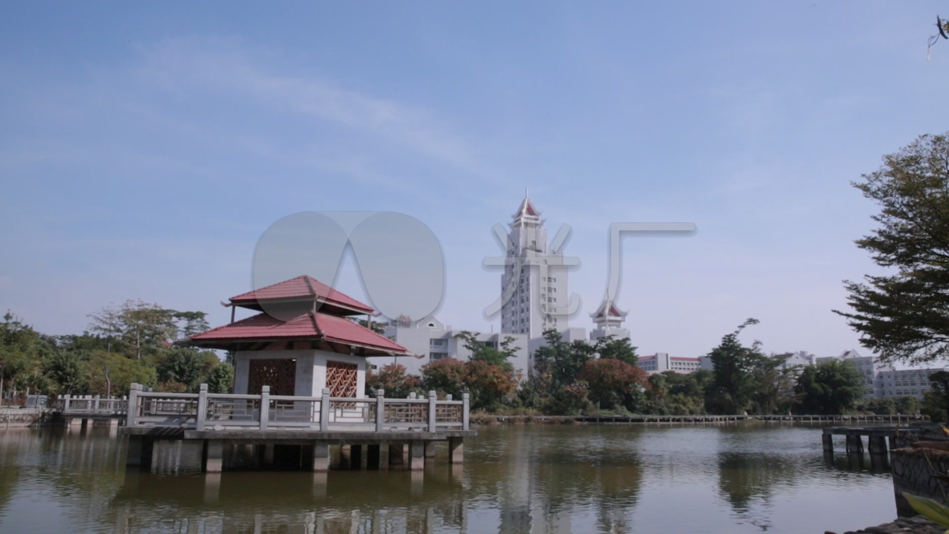 大学校园里小湖上凉亭