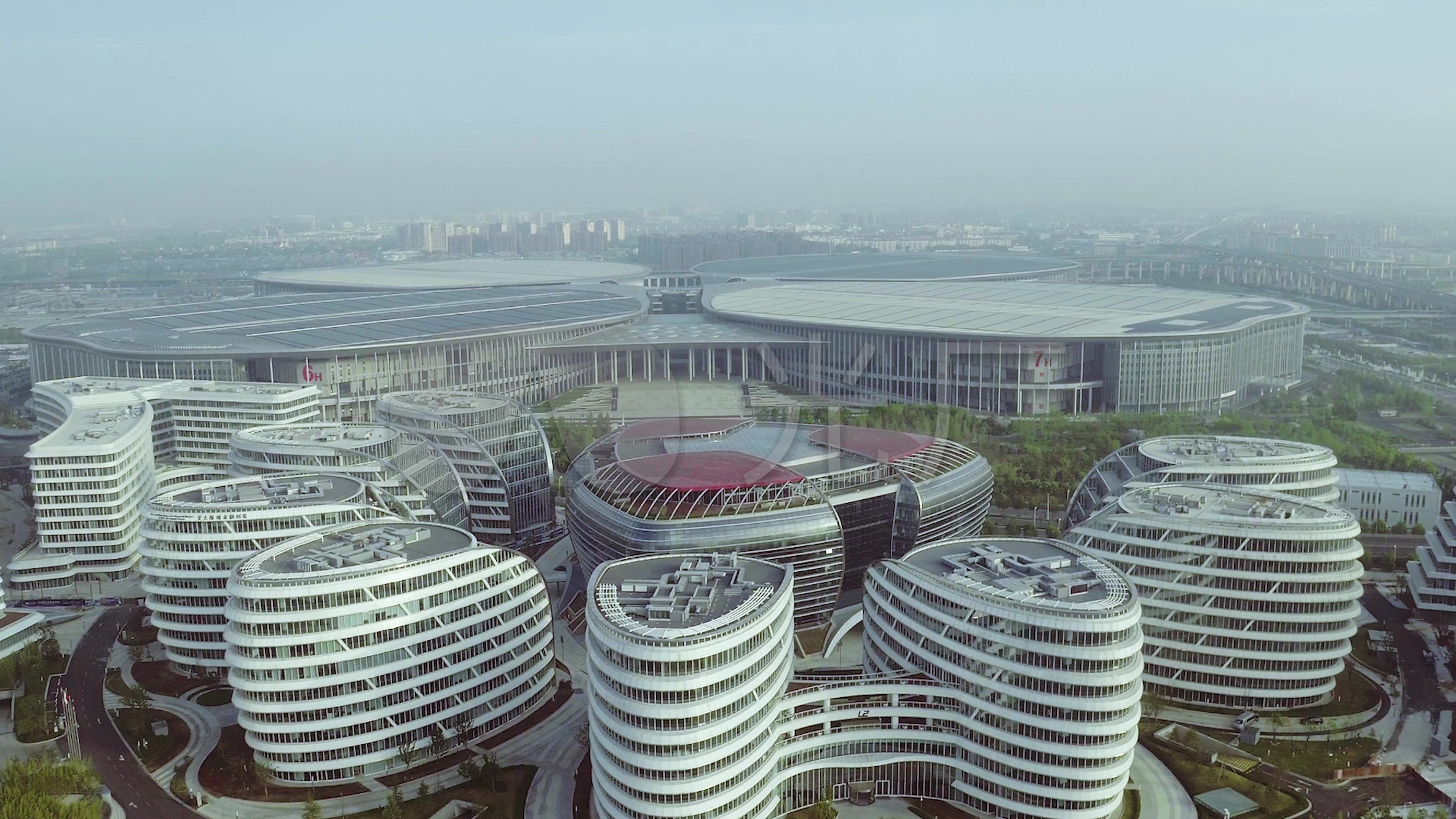 航拍上海会展中心虹桥世界中心建筑_2368x1332_高清