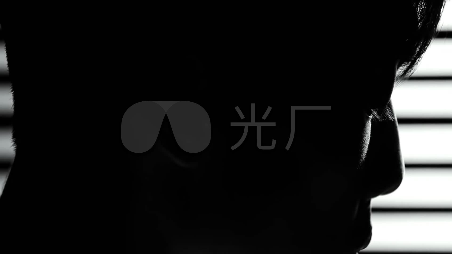 男女伤心分手心情低落慰藉黑白影像