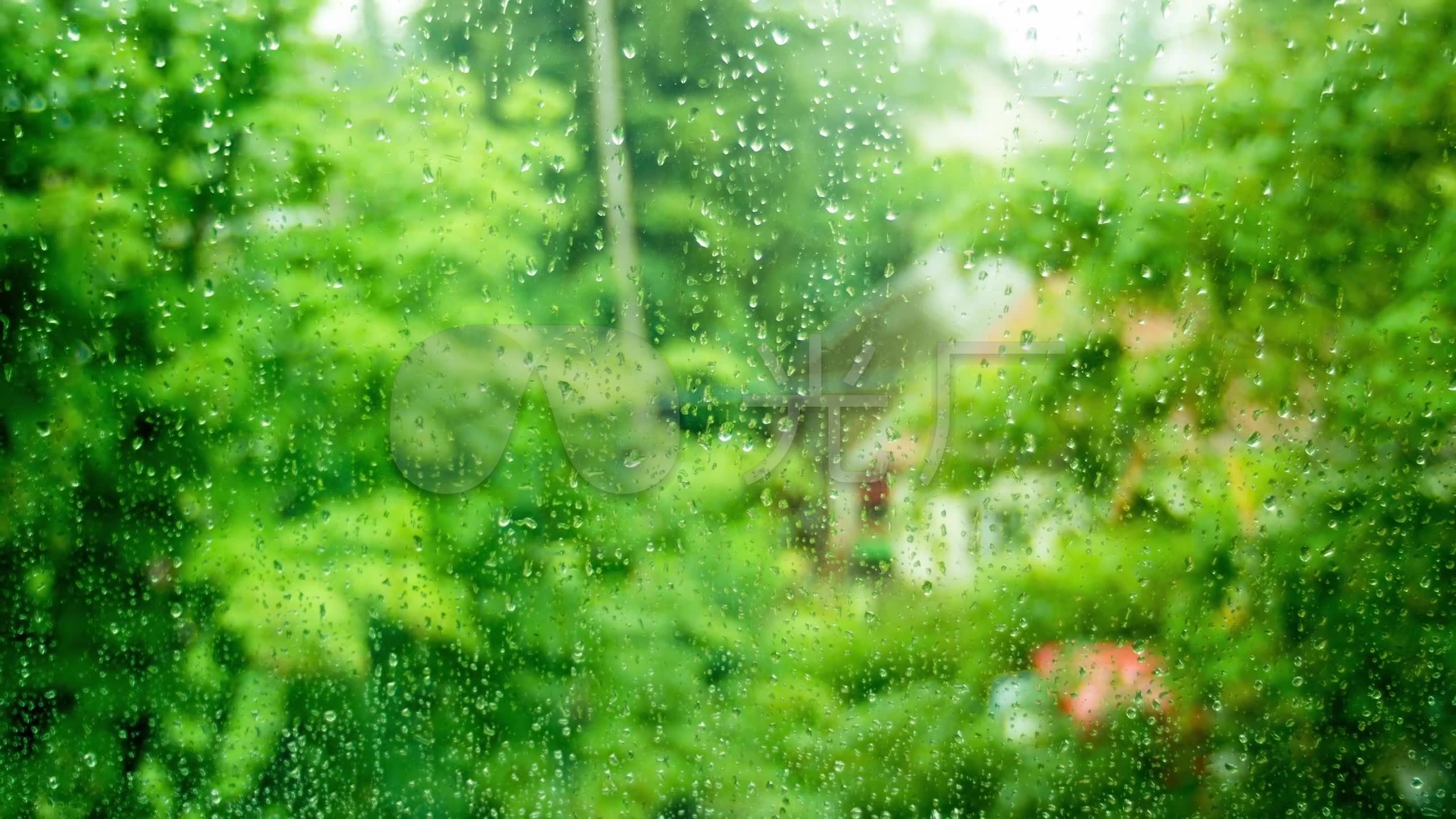 雨滴玻璃上滑落