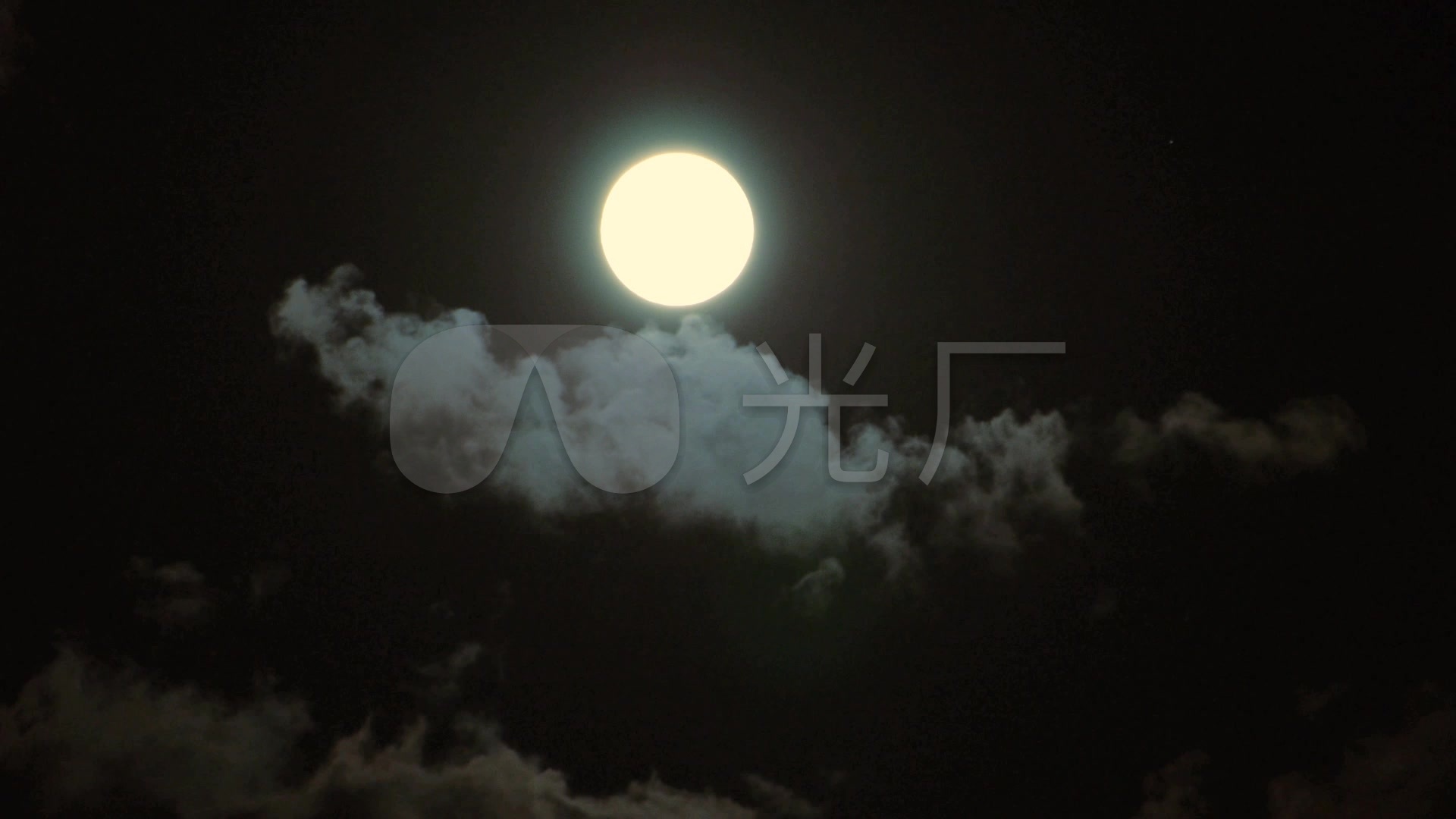 月夜月亮高挂云层延时风光镜头素材