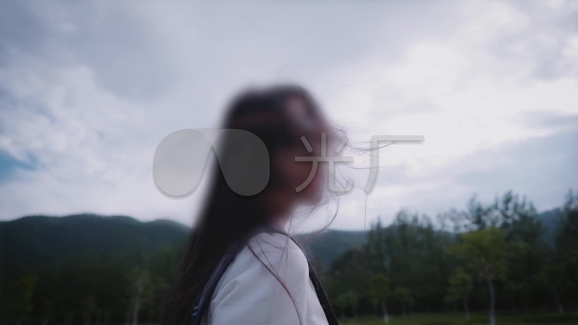 清纯美女微笑背影_视频素材包下载(编号:2769124)__vj