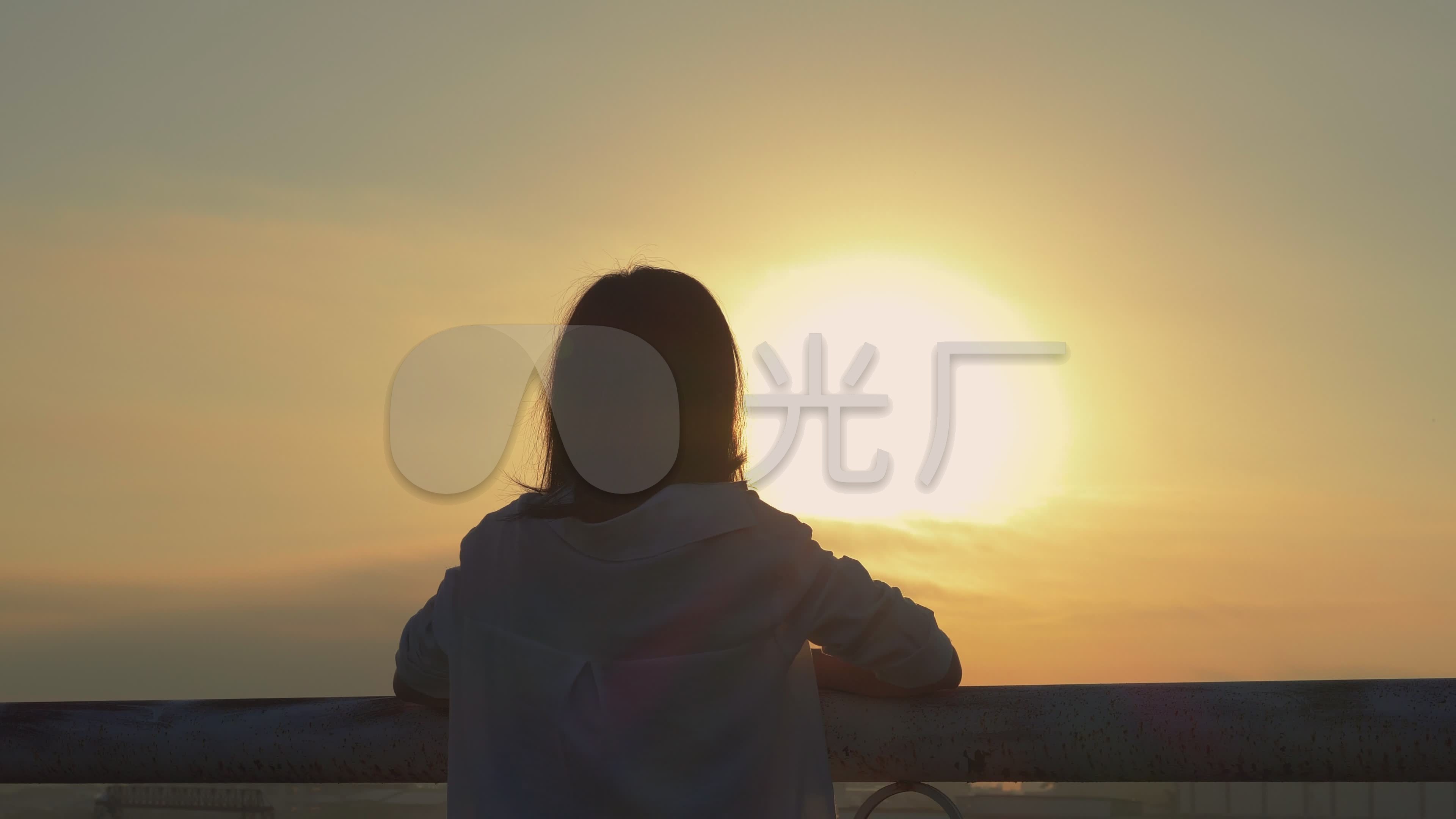 视频素材 实拍视频 景观人文 美女在夕阳下的背影4k素材  来自视频