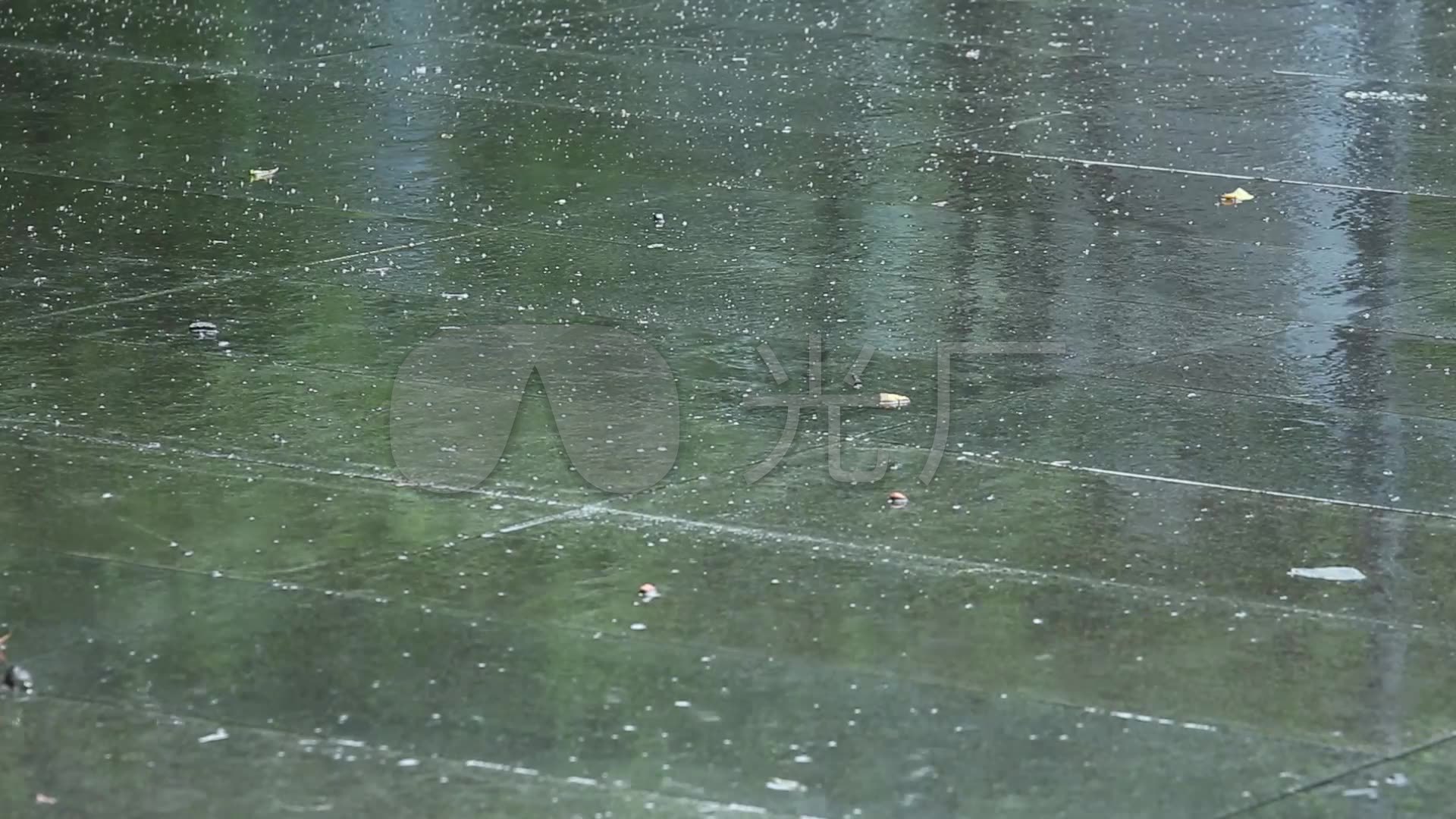 城市下雨小雨地面水花飞溅