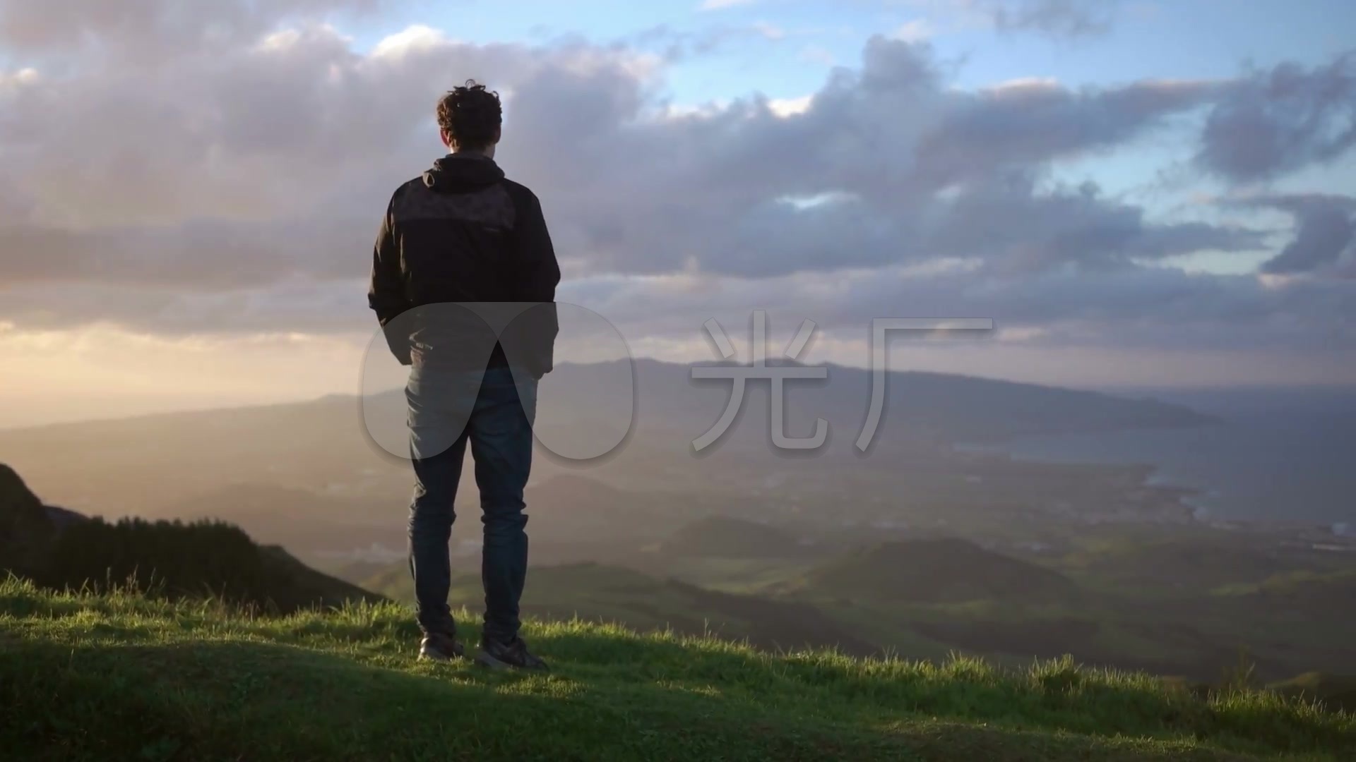 登顶山峰眺望远望成功视野胸怀_1920x1080_高清视频